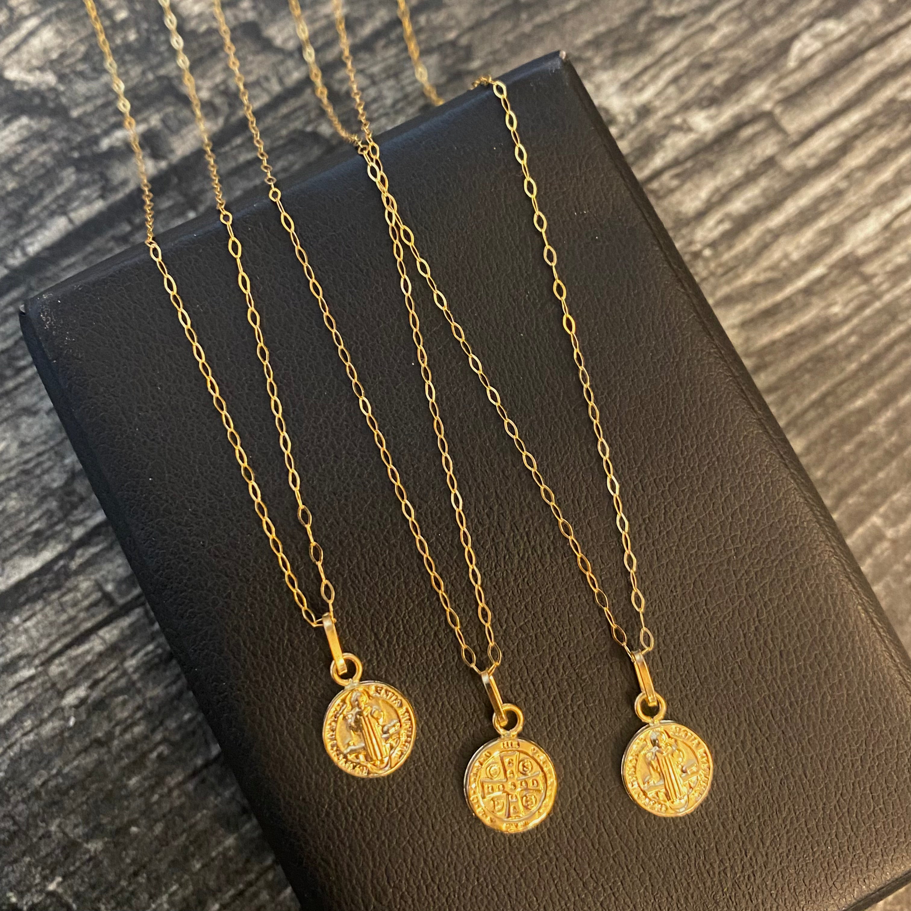 OFERTA!! Set Cadena Aro Seguido 0.7gr/45cm + Dije San Benito 0.35gr Oro Amarillo