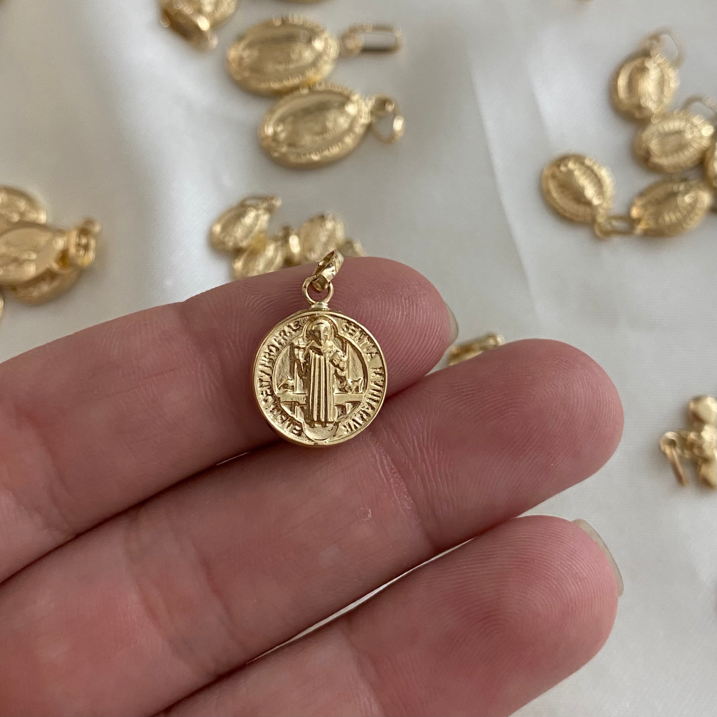 Dije San Benito 0.9gr/2cm Oro amarillo