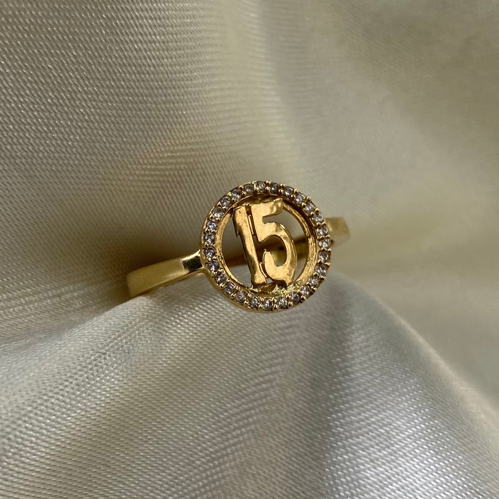 Anillo 15 Años 2.55gr/ T8 Oro Amarillo Circones Blancos