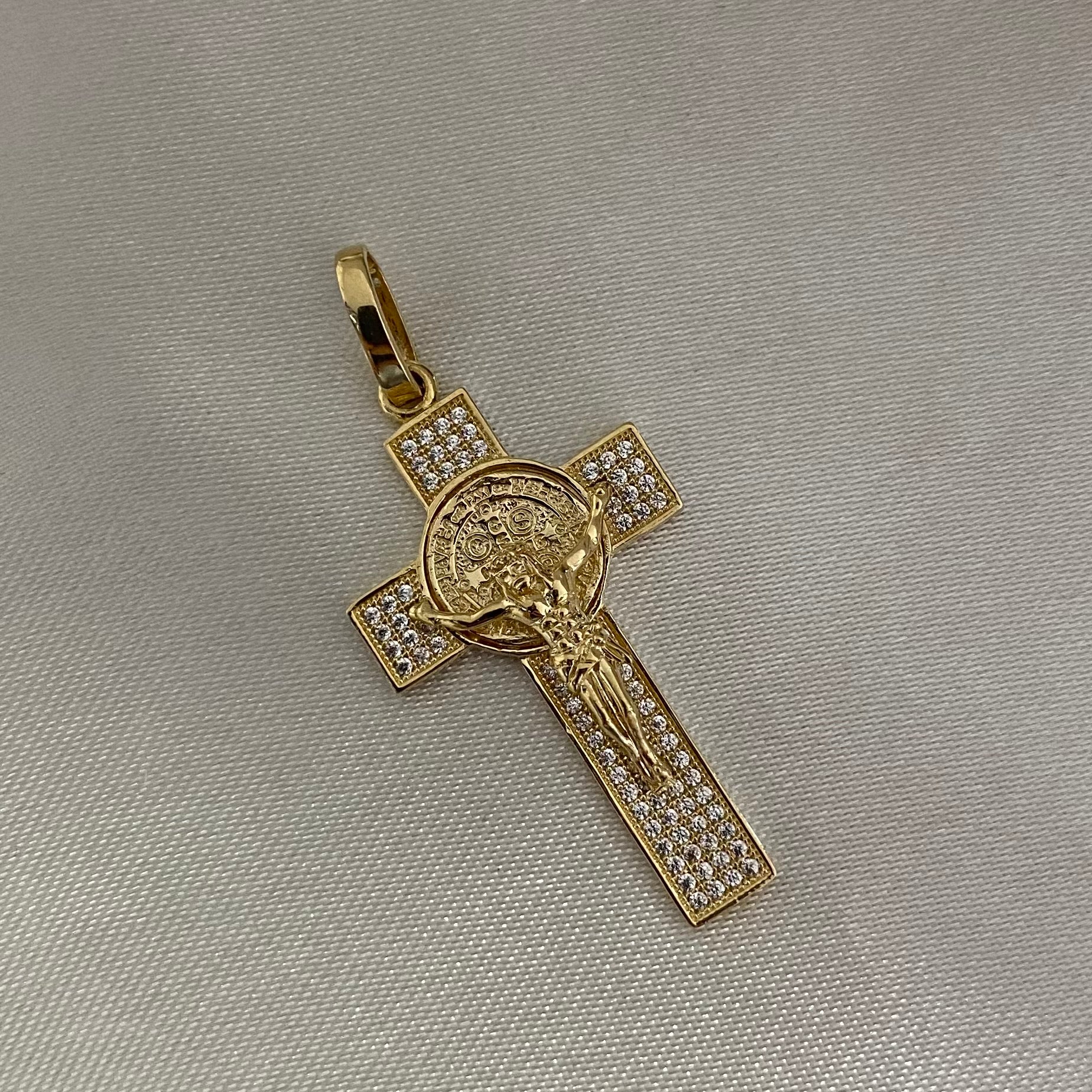 Dije Cristo 4.9gr4.5cm Cruz San Benito Circones Blancos Oro Amarillo