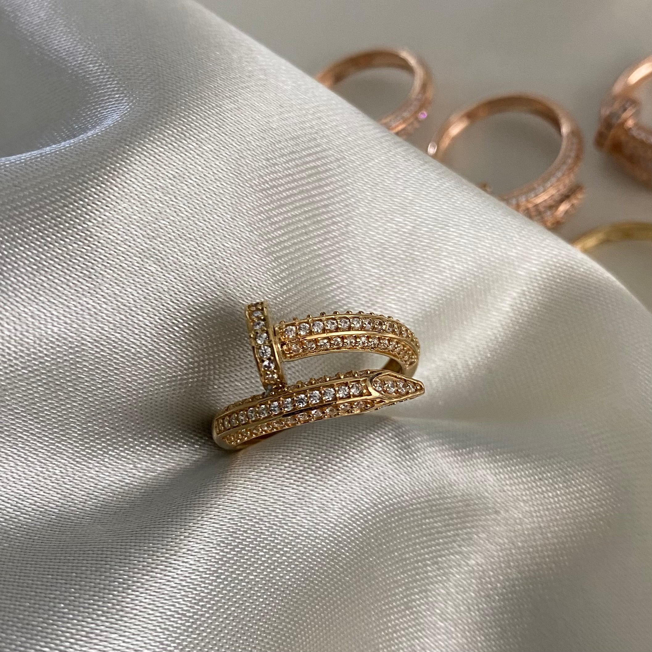 Anillo CT Clavo T6 1/2 - 4.05gr Oro Amarillo Circones Blancos