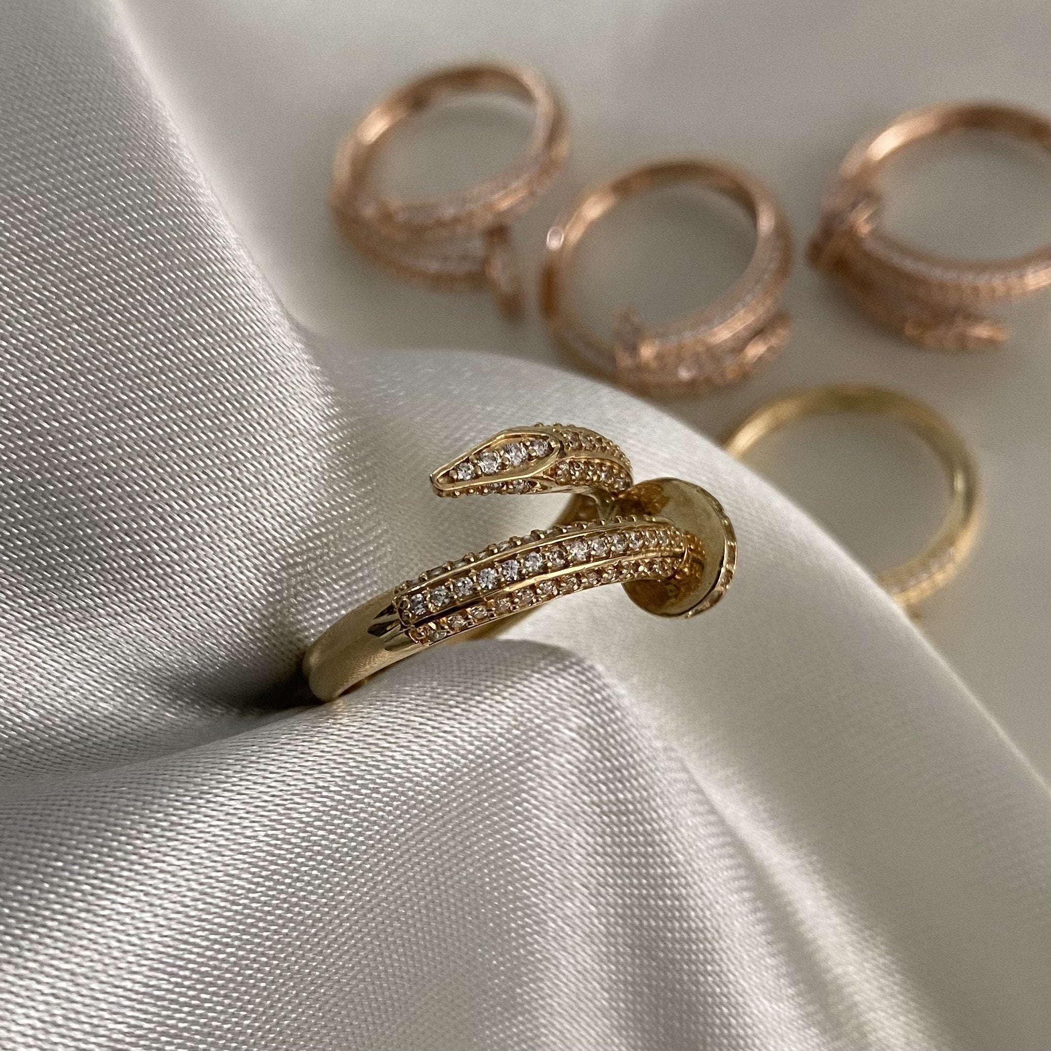 Anillo Clavo CT 4.4gr-T7 Oro Amarillo Circones Blancos