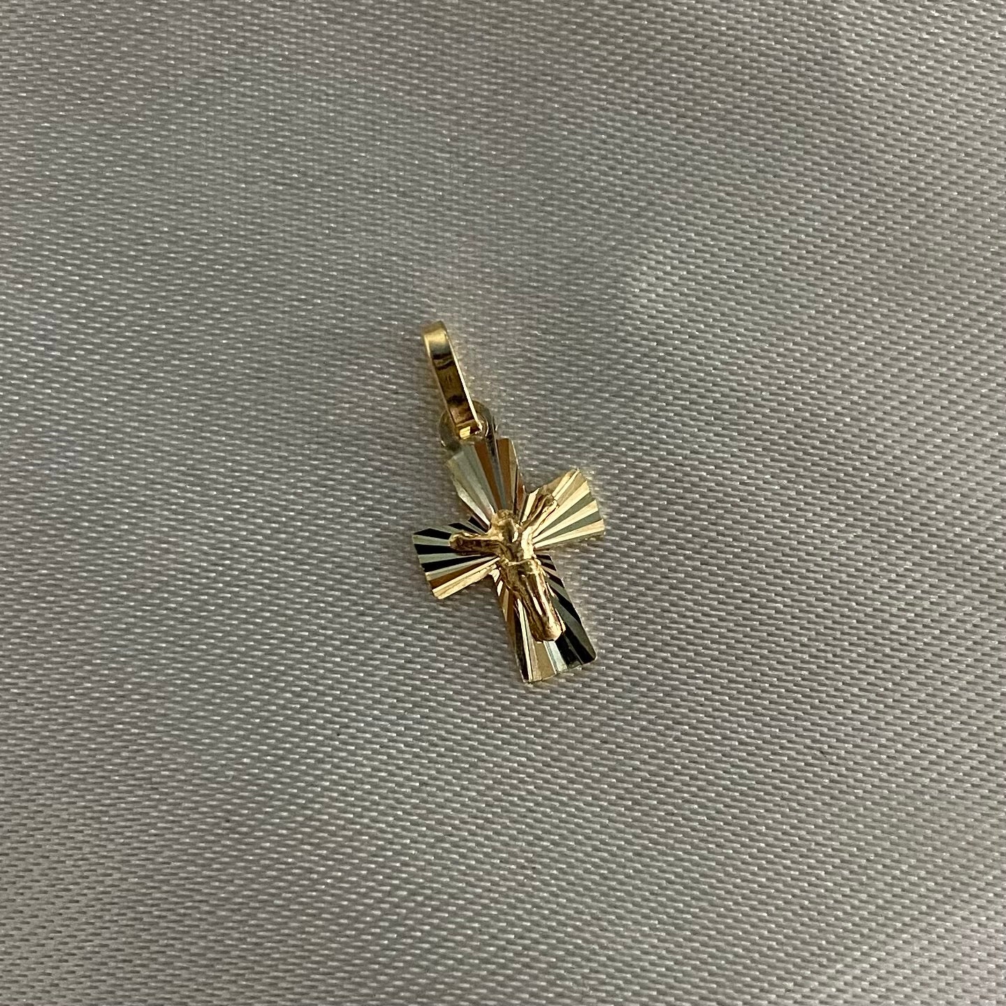 Dije Cristo 0.55gr Cruz Diamantada Oro Amarillo