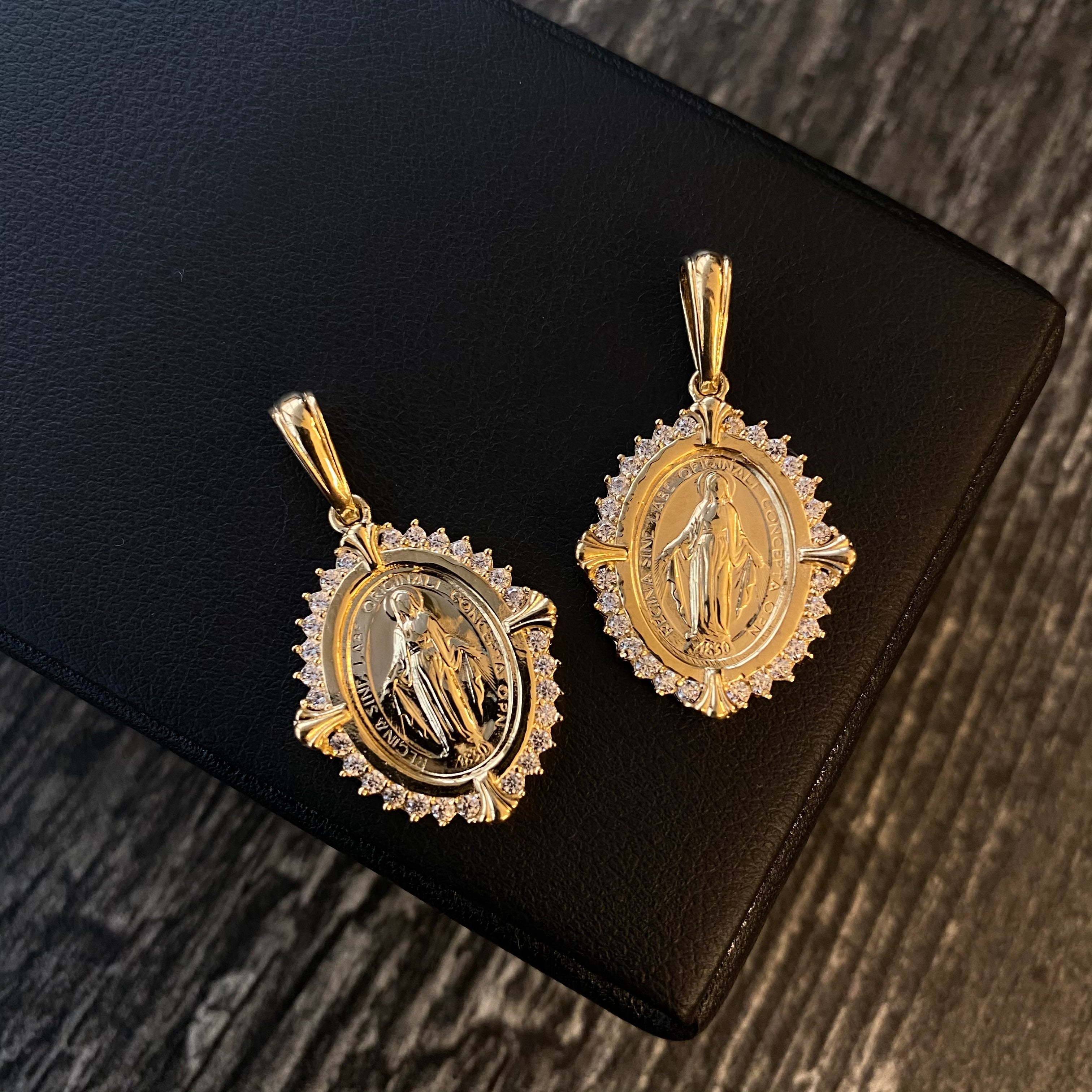 Dije Virgen Milagrosa 5.0gr / 3.3cm Circones Blancos Oro Amarillo*
