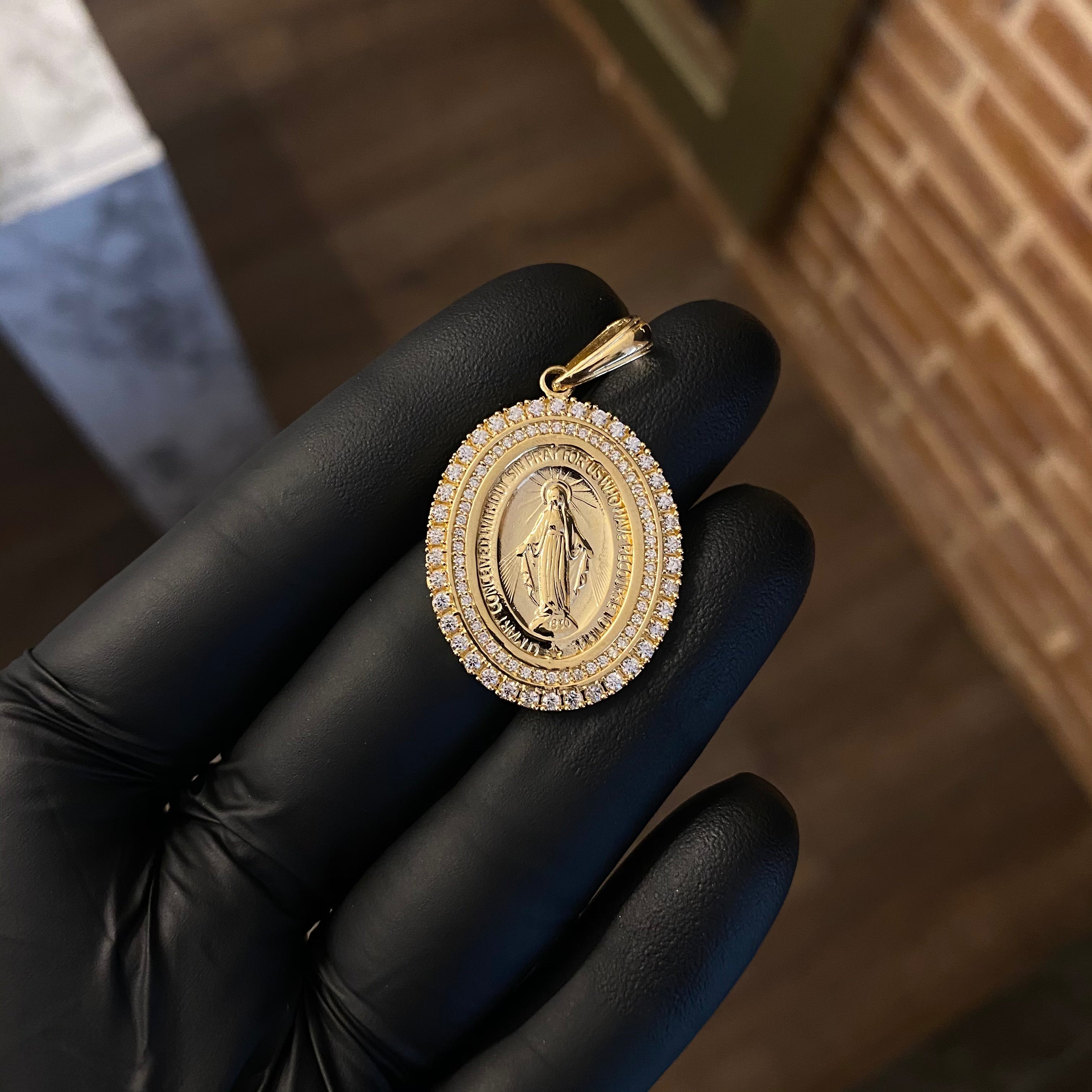 Dije Virgen Milagrosa 6.9gr/3.7cm Circones Blancos Oro Amarillo