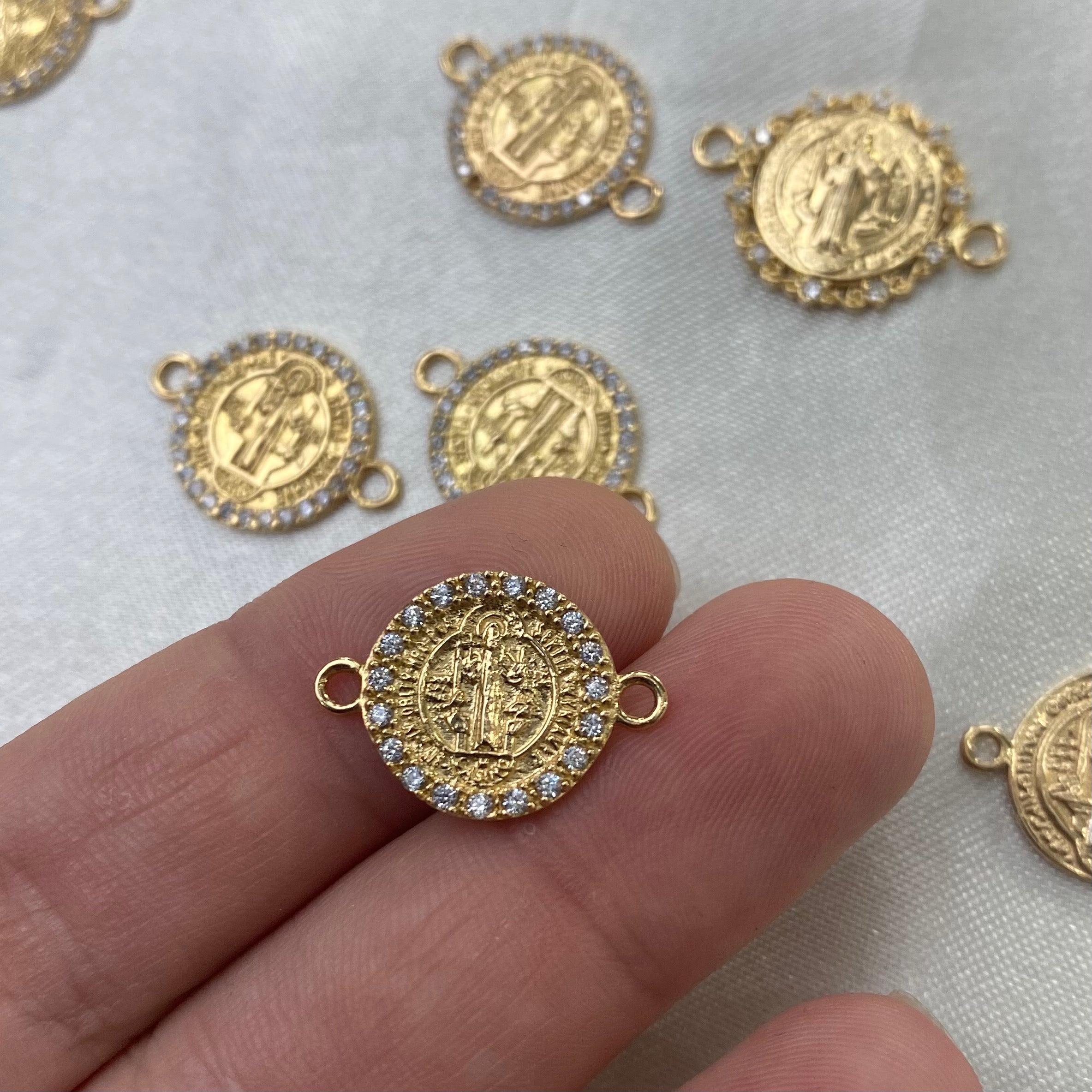 Herraje San Benito 1.85gr Oro Amarillo Circones Blancos