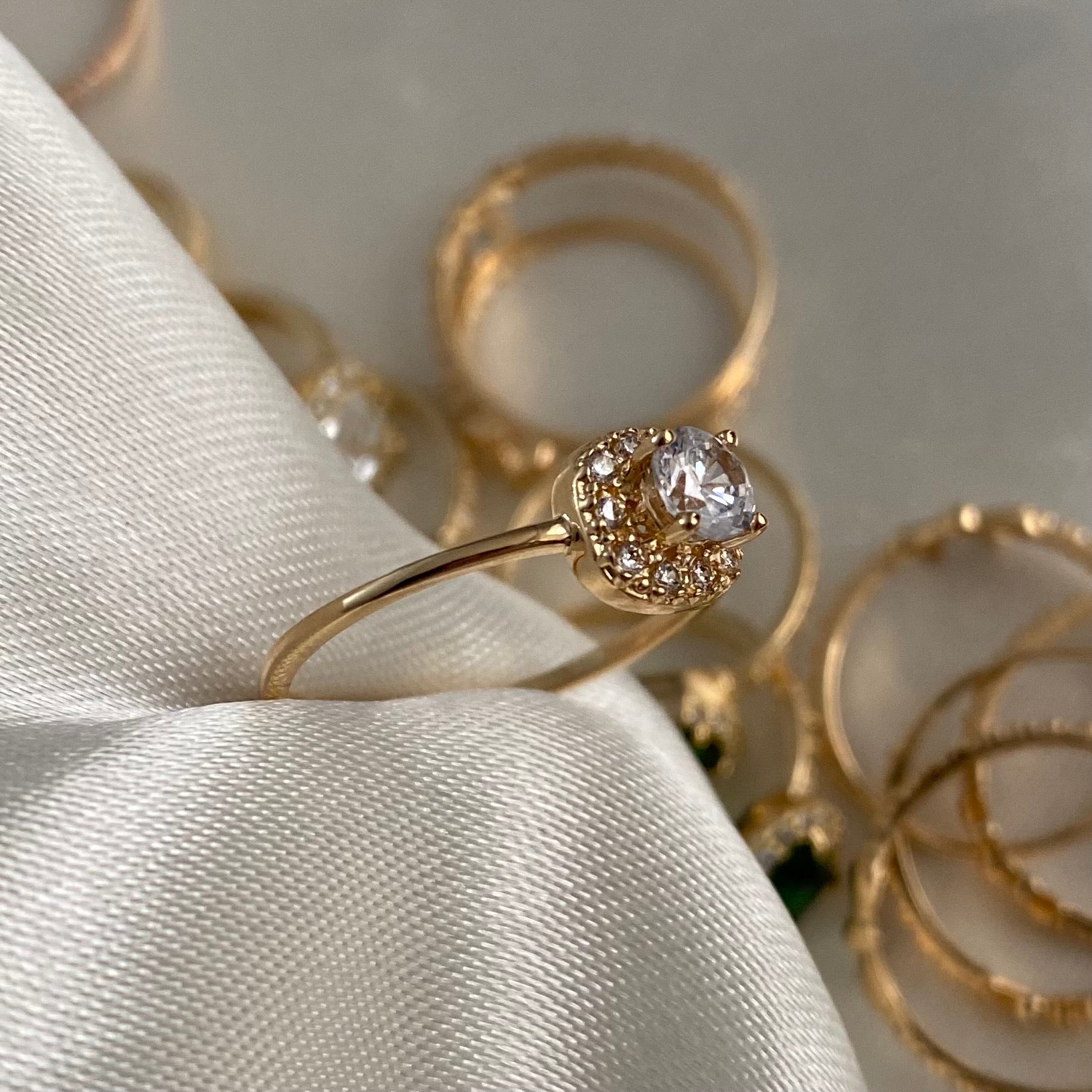 Anillo 2gr - T7 Solitario Halo Circones Blancos Oro Amarillo