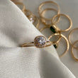 Anillo 2.1gr - T7 1/4 Solitario Halo Circones Blancos Oro Amarillo