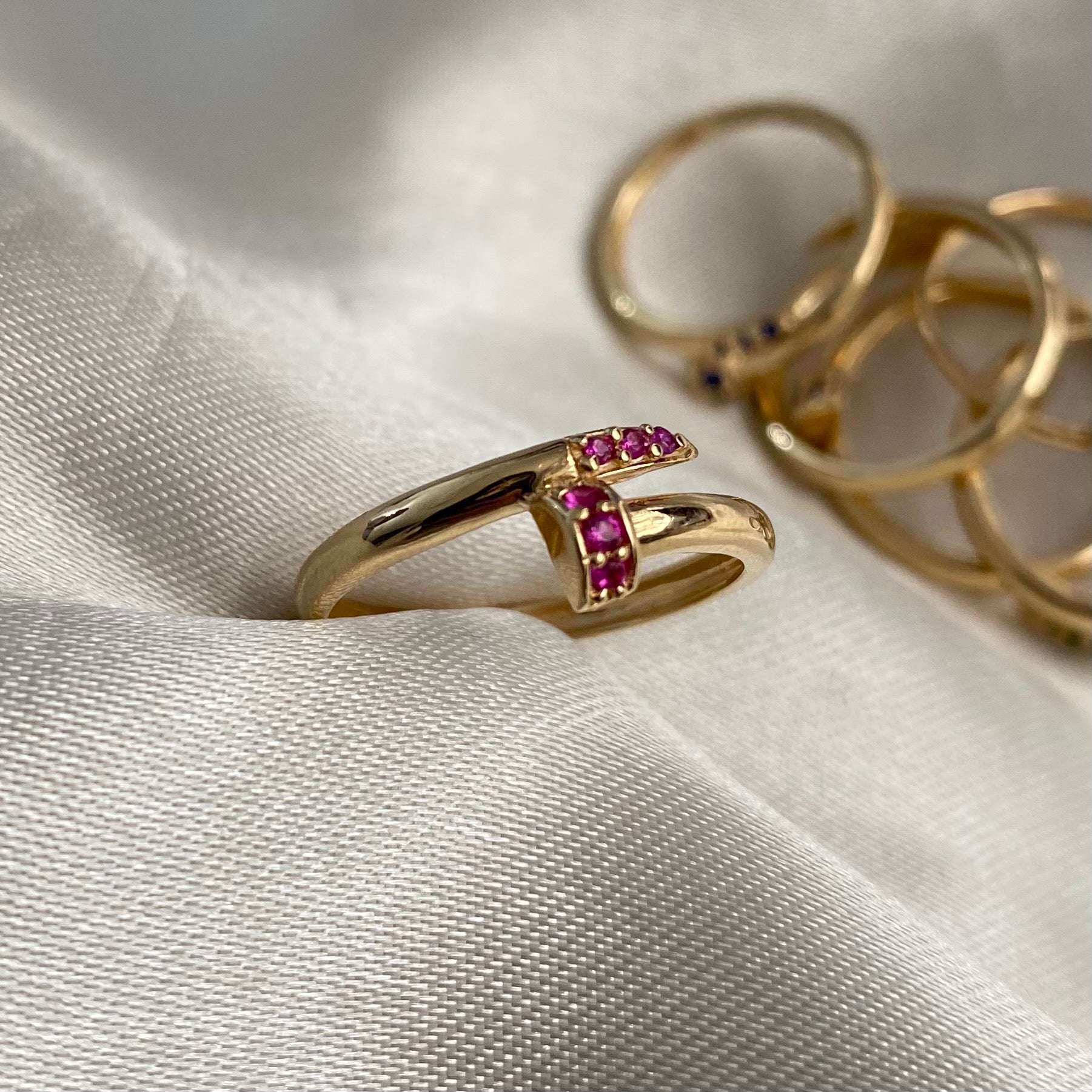 Anillo Clavo 2.1gr T8 CT Circones Fucsia Oro Amarillo