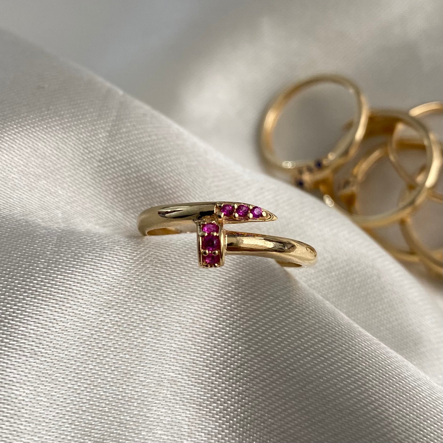 Anillo Clavo 2.1gr T8 CT Circones Fucsia Oro Amarillo