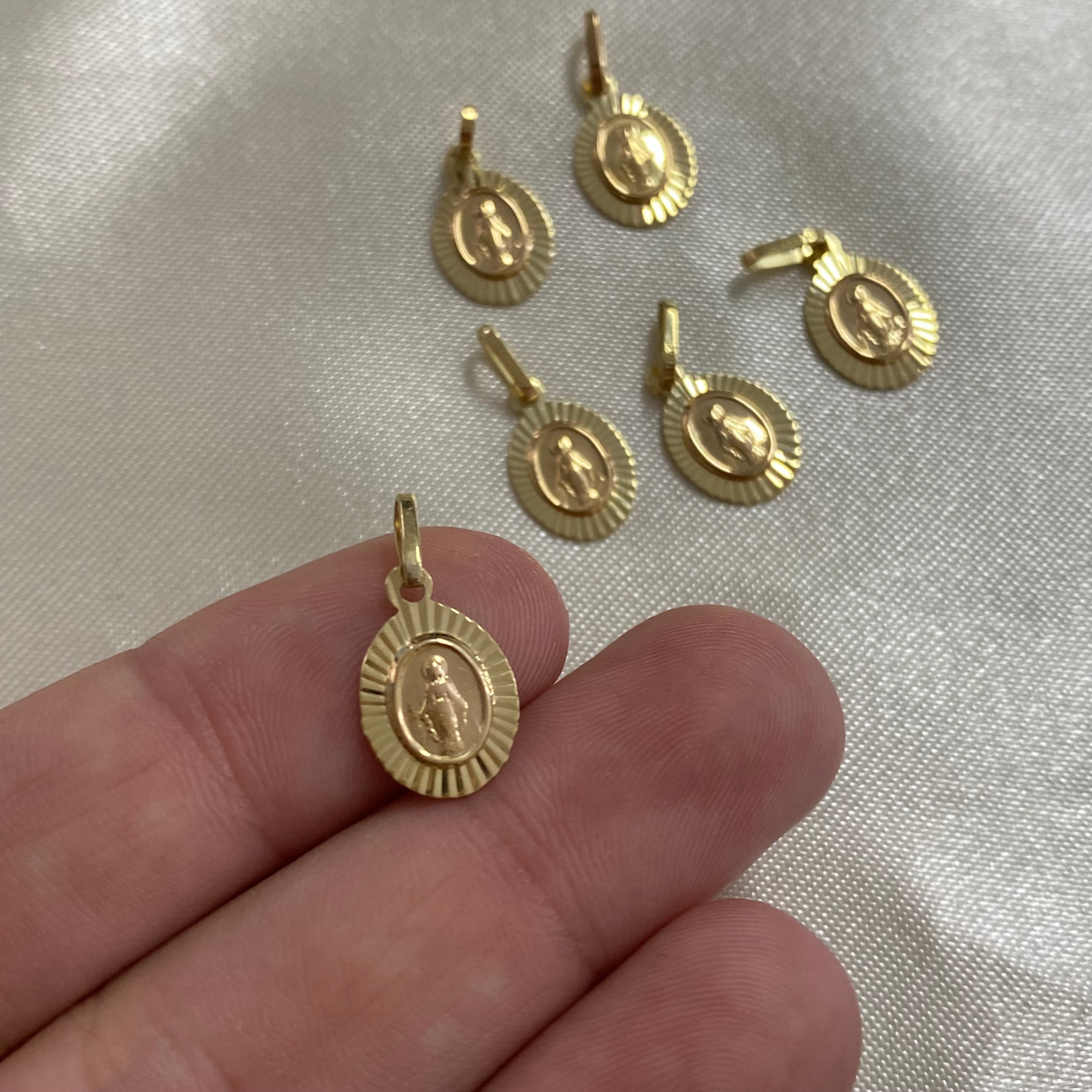 Dije Virgen Milagrosa 0.7gr Oro Amarillo Diamantado