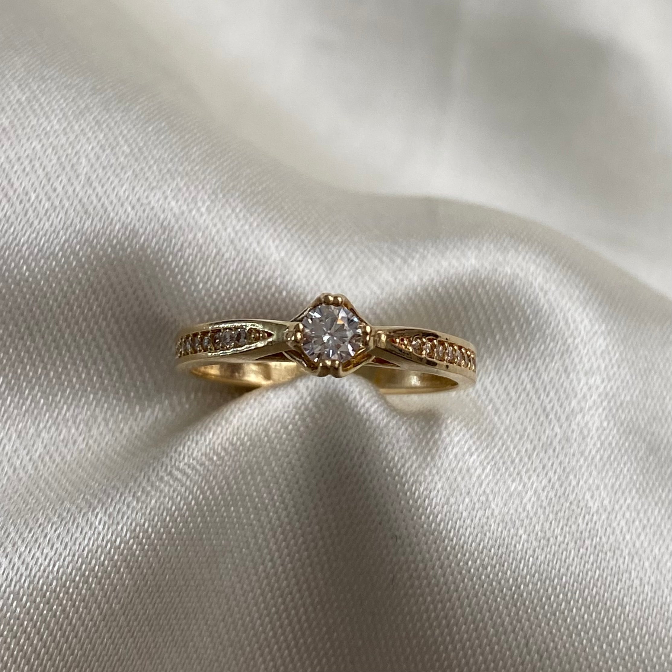 Solitario 2.2gr- T5 1/2 Circon Blanco Oro Amarillo