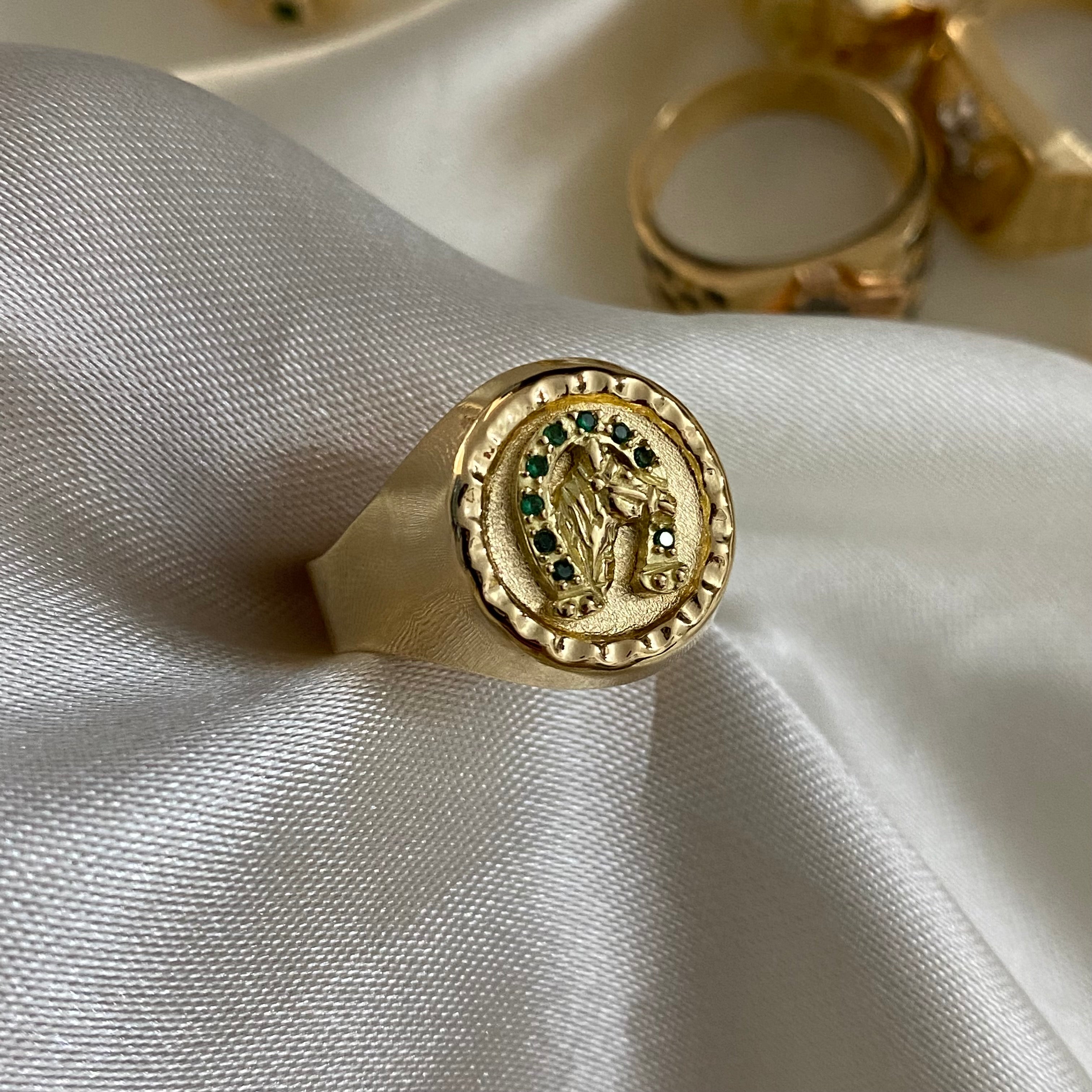 Anillo Caballo 3.85gr- T11 1/2 Herradura Circones Verdes  Oro Amarillo