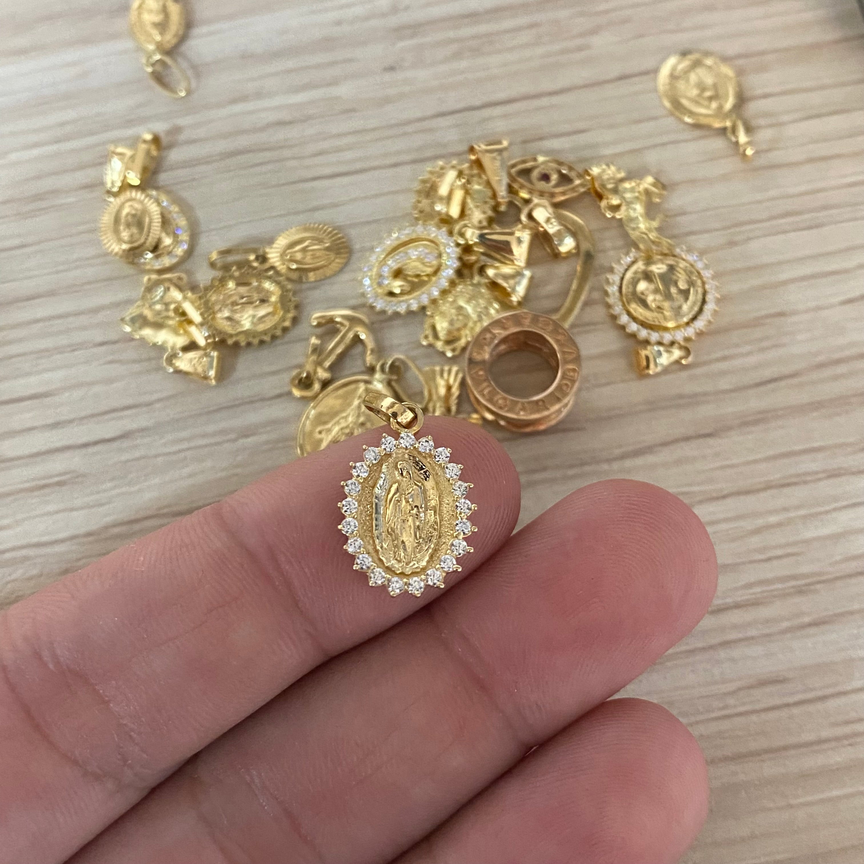Dije Virgen de Guadalupe 1.45gr/2.1cm Oro Amarillo Circones Blancos*