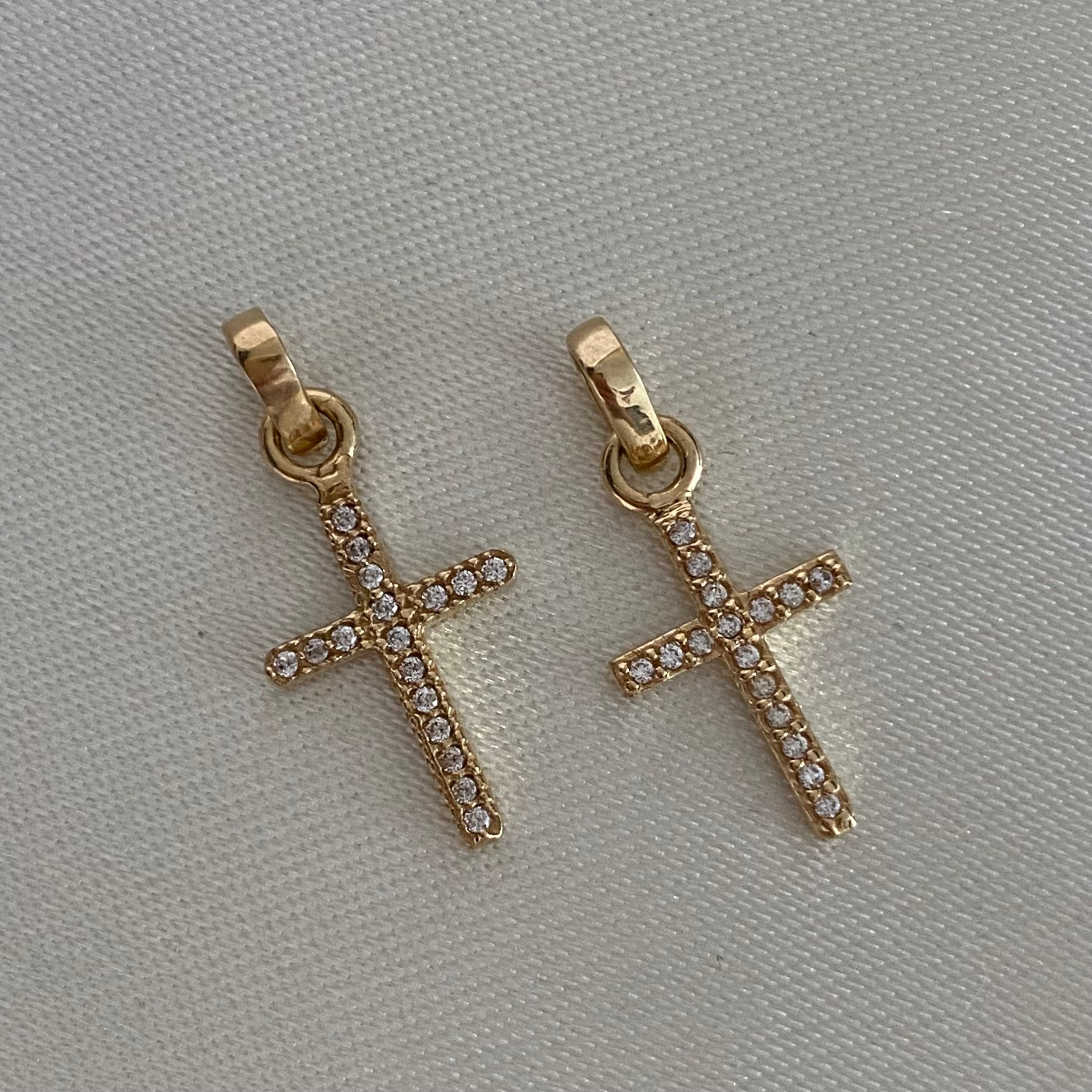 Dije Cruz 0.9gr Oro Amarilo Circones Blancos