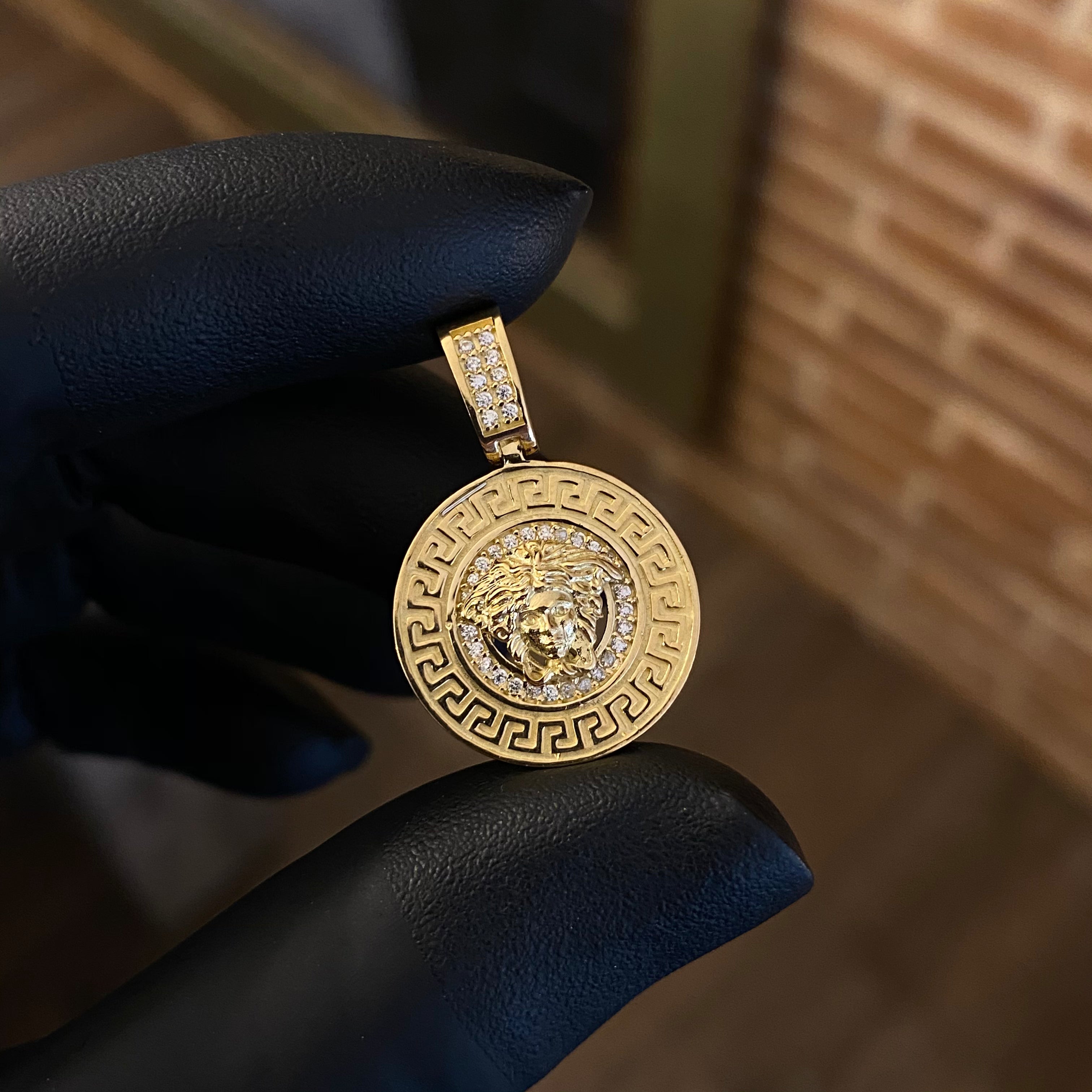 Dije Medalla Medusa 4gr Oro Amarillo Circones Blancos