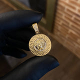 Dije Medalla Medusa 4gr Oro Amarillo Circones Blancos