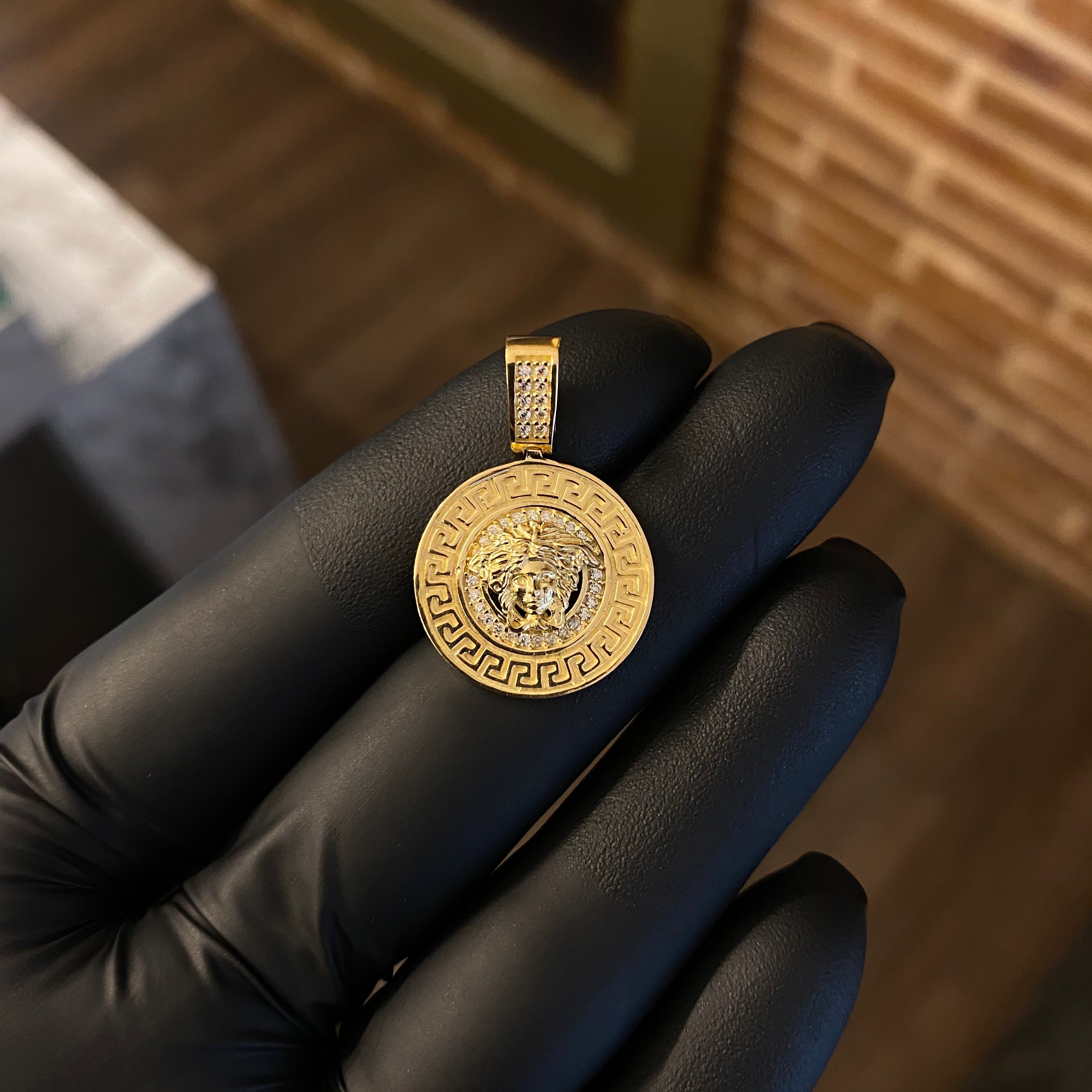 Dije Medalla Medusa 4.15gr / 2.8cm Circones Blancos Oro Amarillo