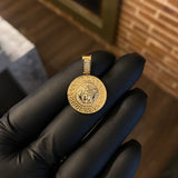 Dije Medalla Medusa 4gr Oro Amarillo Circones Blancos