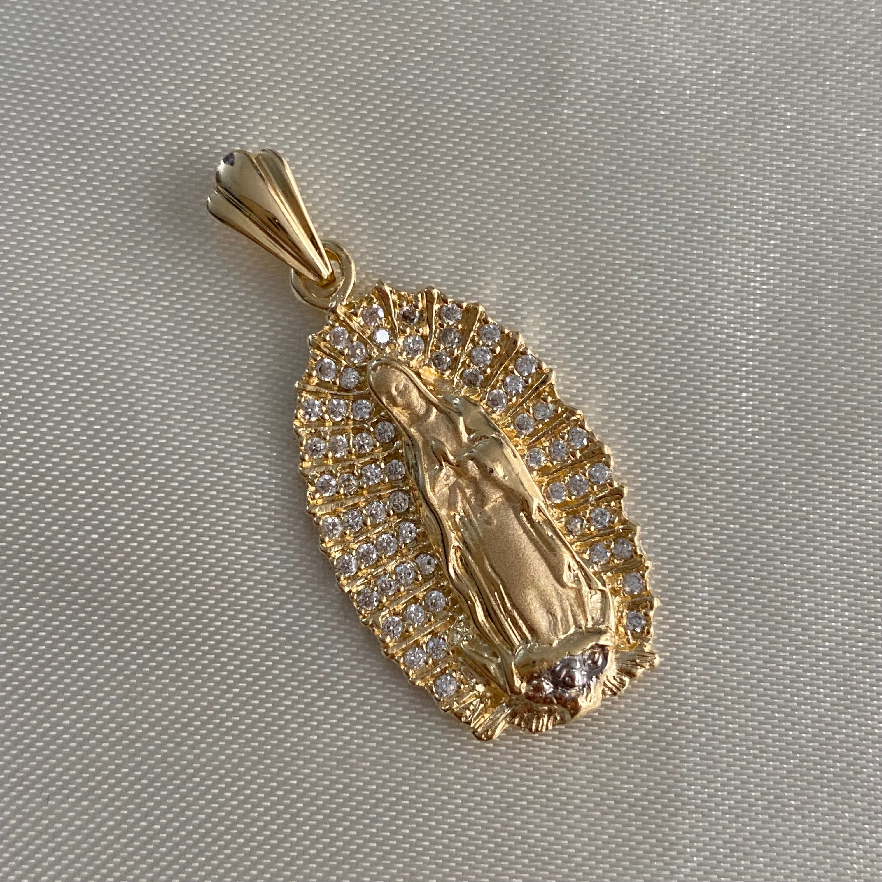 Dije Virgen Guadalupe 5.25gr/3.9cm Oro Amarillo Circones Blancos