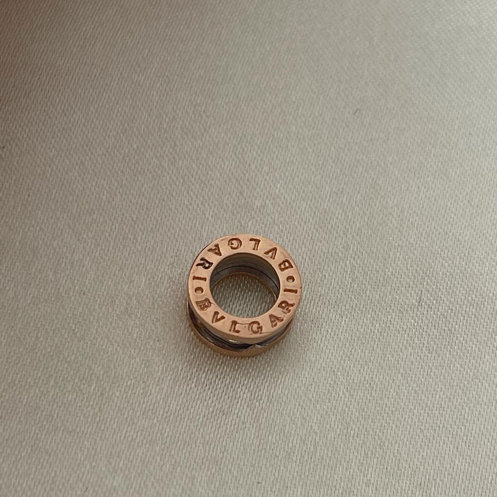 Dije Argolla BV 2.9gr – Oro Rosa/Blanco