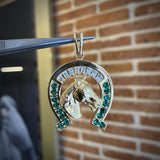 Dije Caballo 18.3gr/5.0cm Herradura Oro Amarillo Circones Verdes Blancos