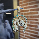 Dije Caballo 15.6gr/5.7cm Herradura Oro Amarillo Circones Verdes