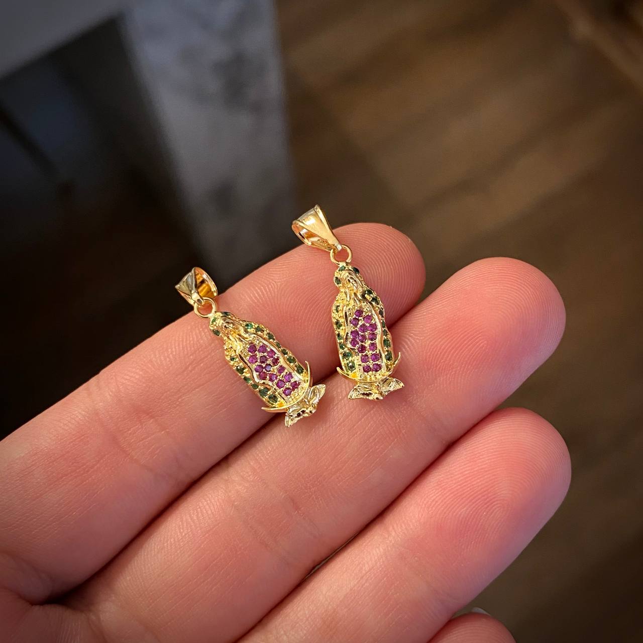 Dije Virgen de Guadalupe 1.65gr/2.6cm Silueta Circones Verdes Fucsias Oro Amarillo*