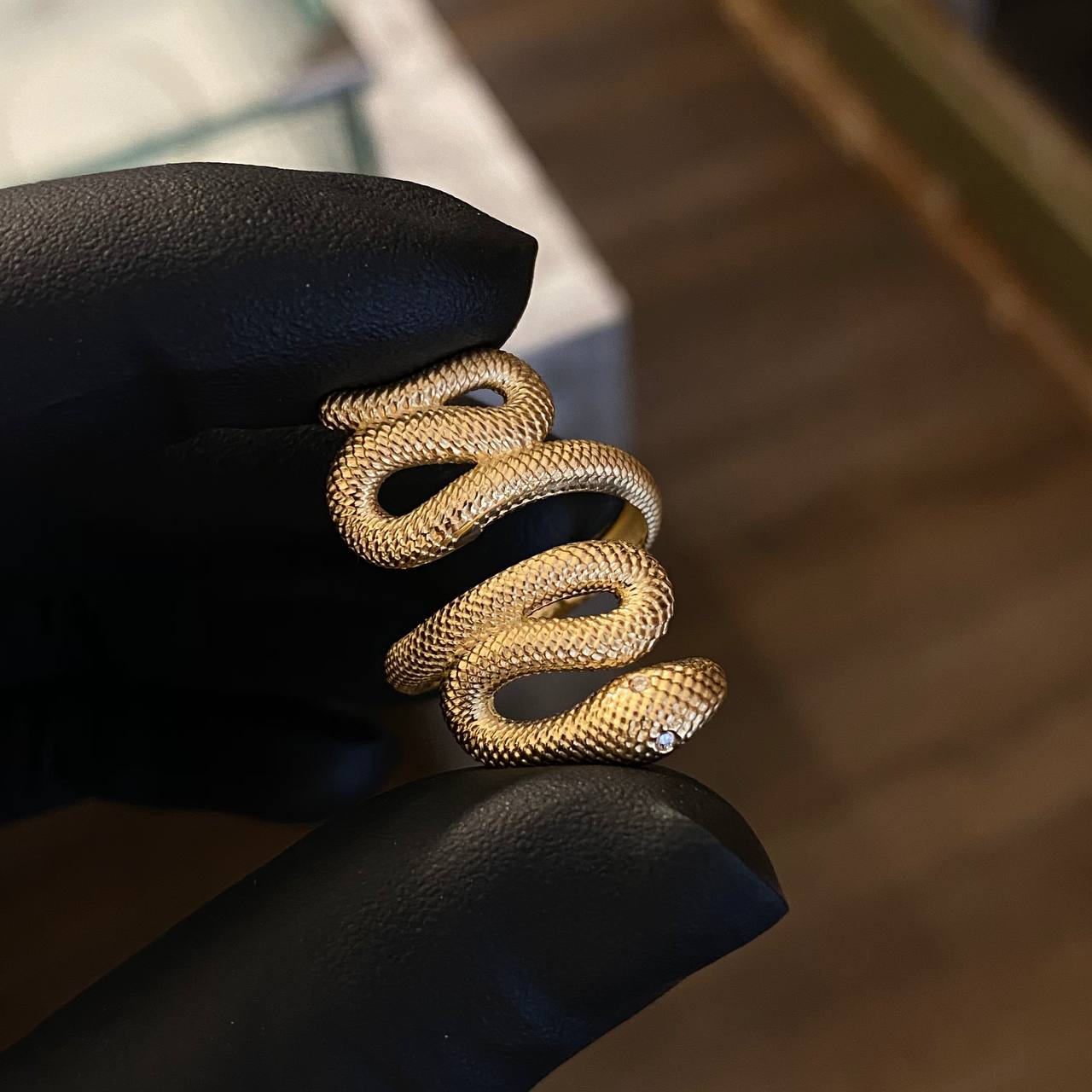 Anillo Serpiente 5.95gr T6 Circones Blancos Oro Amarillo