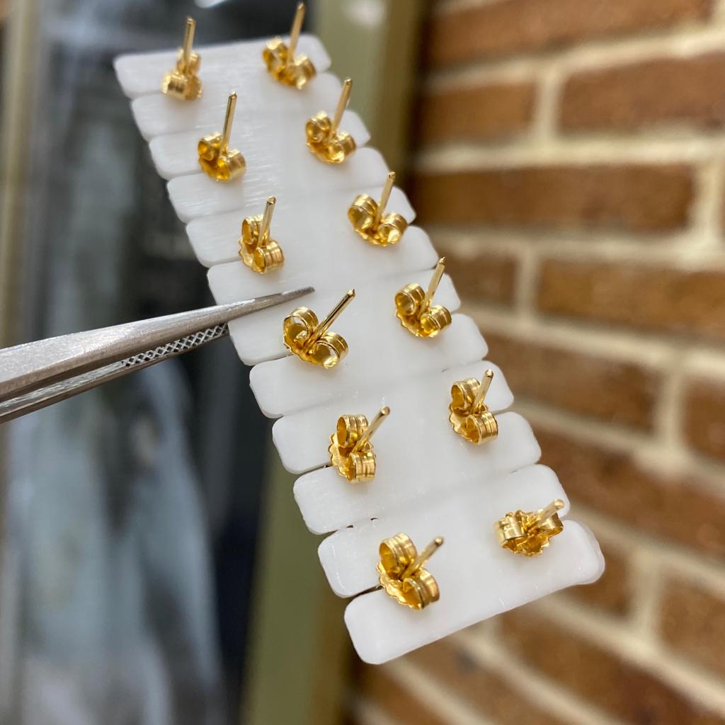 Topos Esmeraldas 0.75gr 7pts Broche Mariposa Oro Amarillo (Joya)*