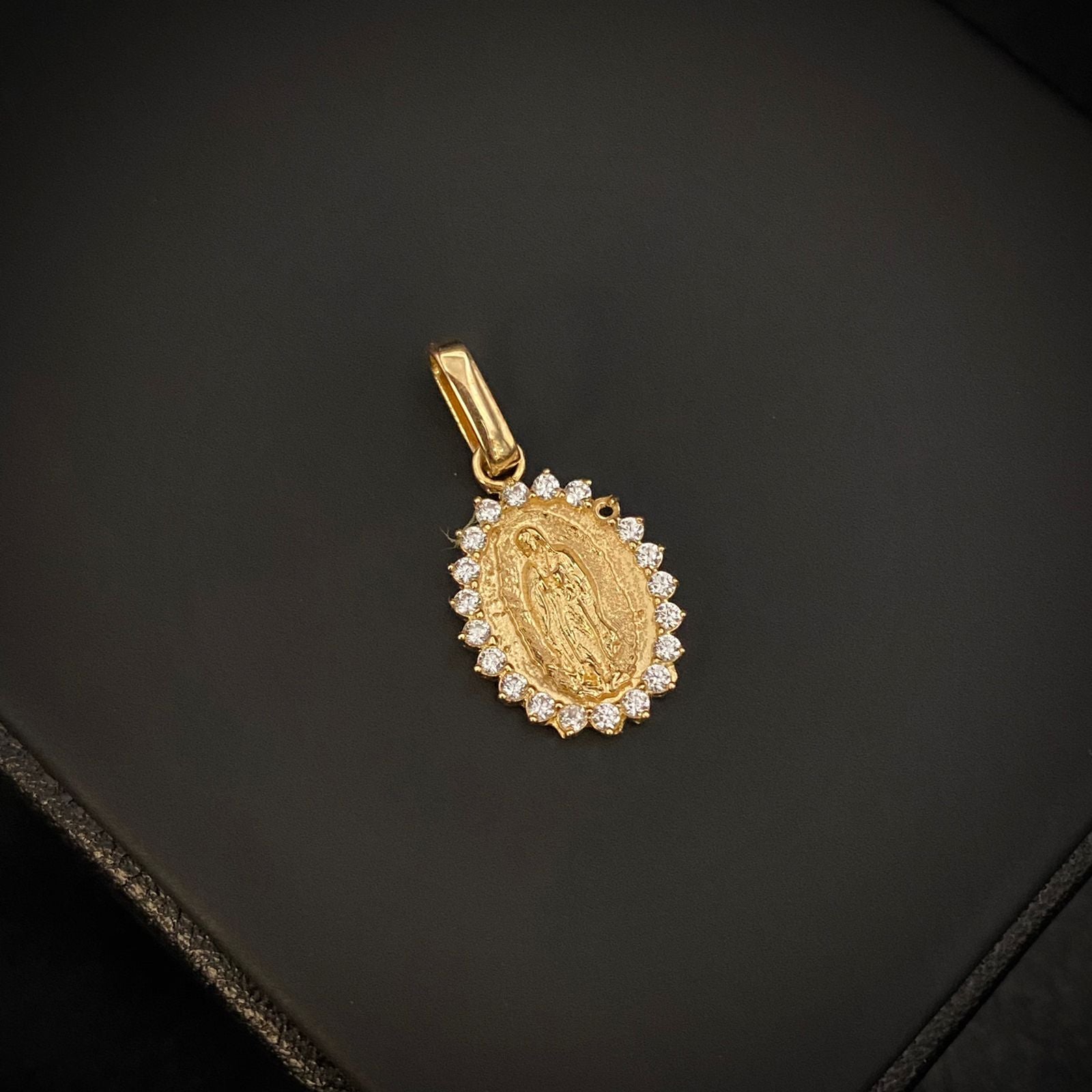 Dije Virgen de Guadalupe 1.35gr/2.1cm Circones Blancos Oro Amarillo*