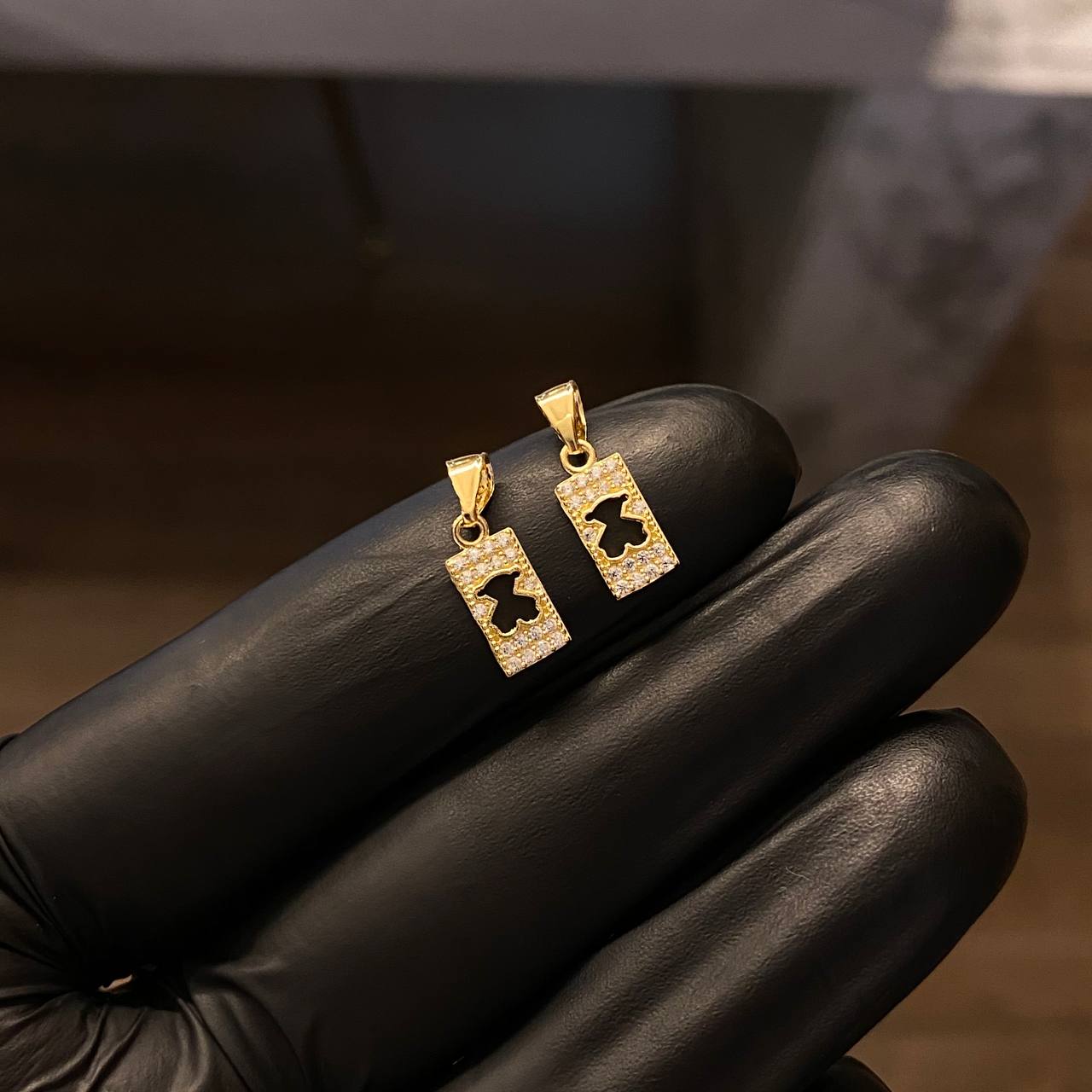 Dije Marco Oso TS 0.55gr/1.6cm Circones Blancos Oro Amarillo*