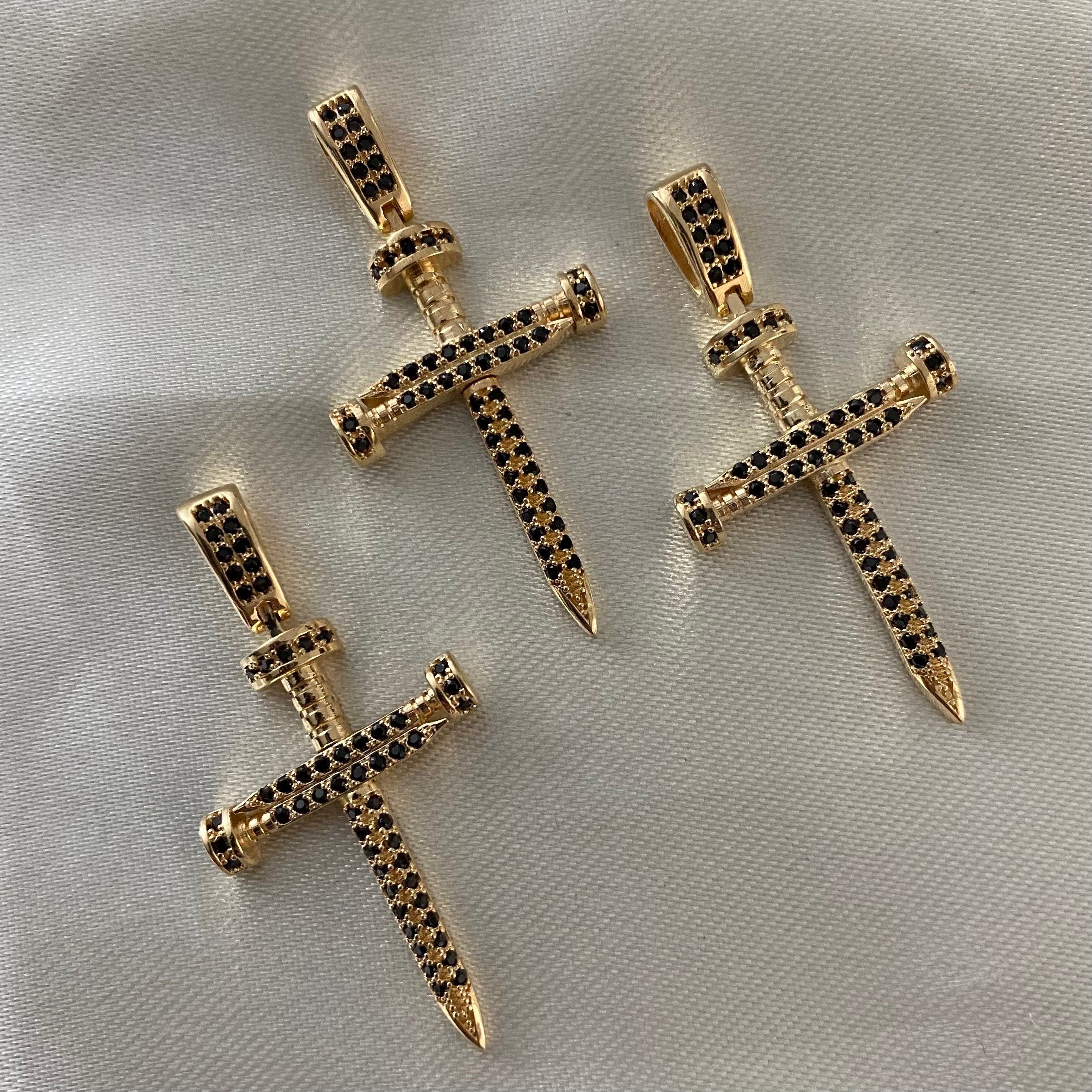 Dije Cruz Clavo 3.7gr Circones Negros Oro Amarillo