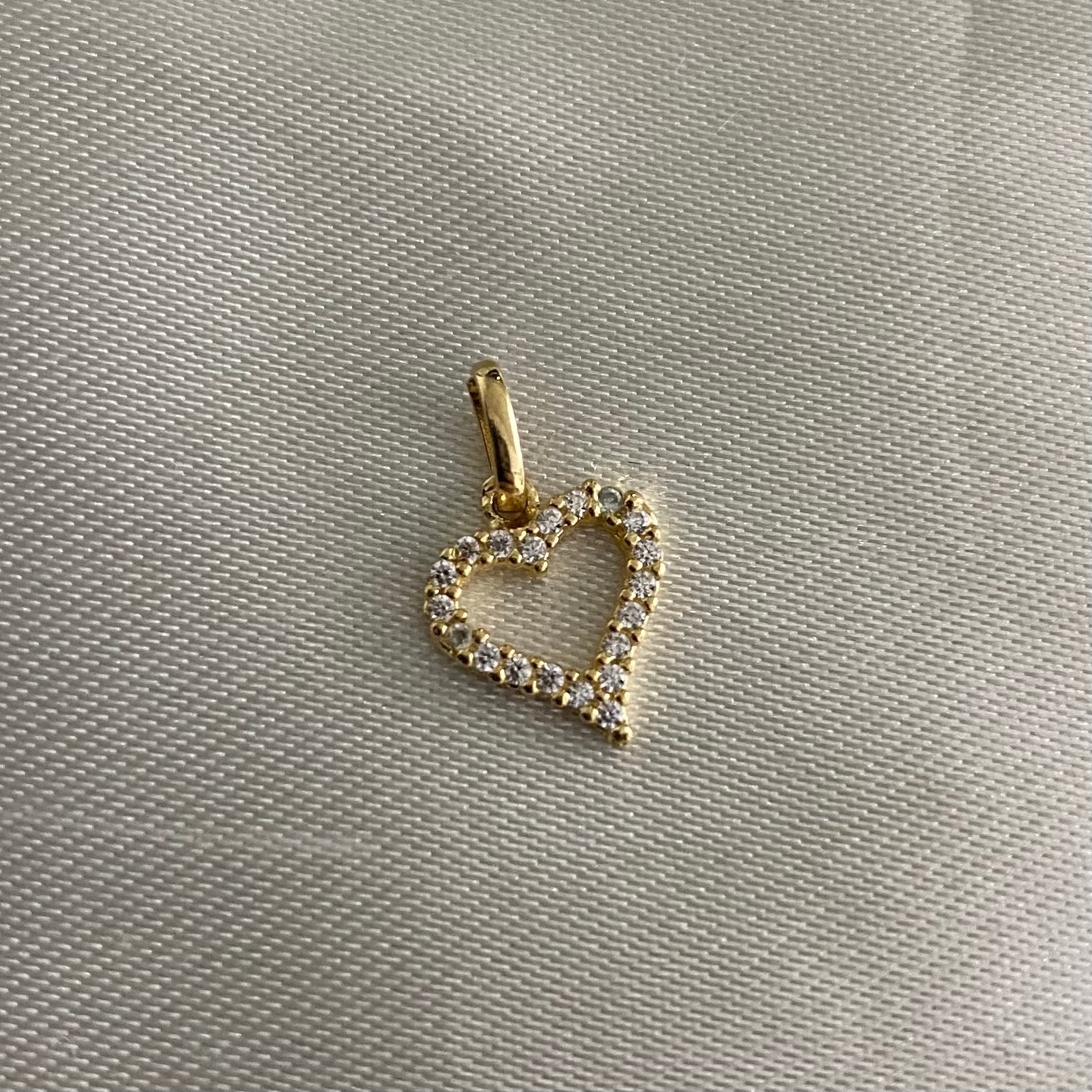 Dije Corazon Silueta 0,8gr Circones Blancos Oro Amarillo