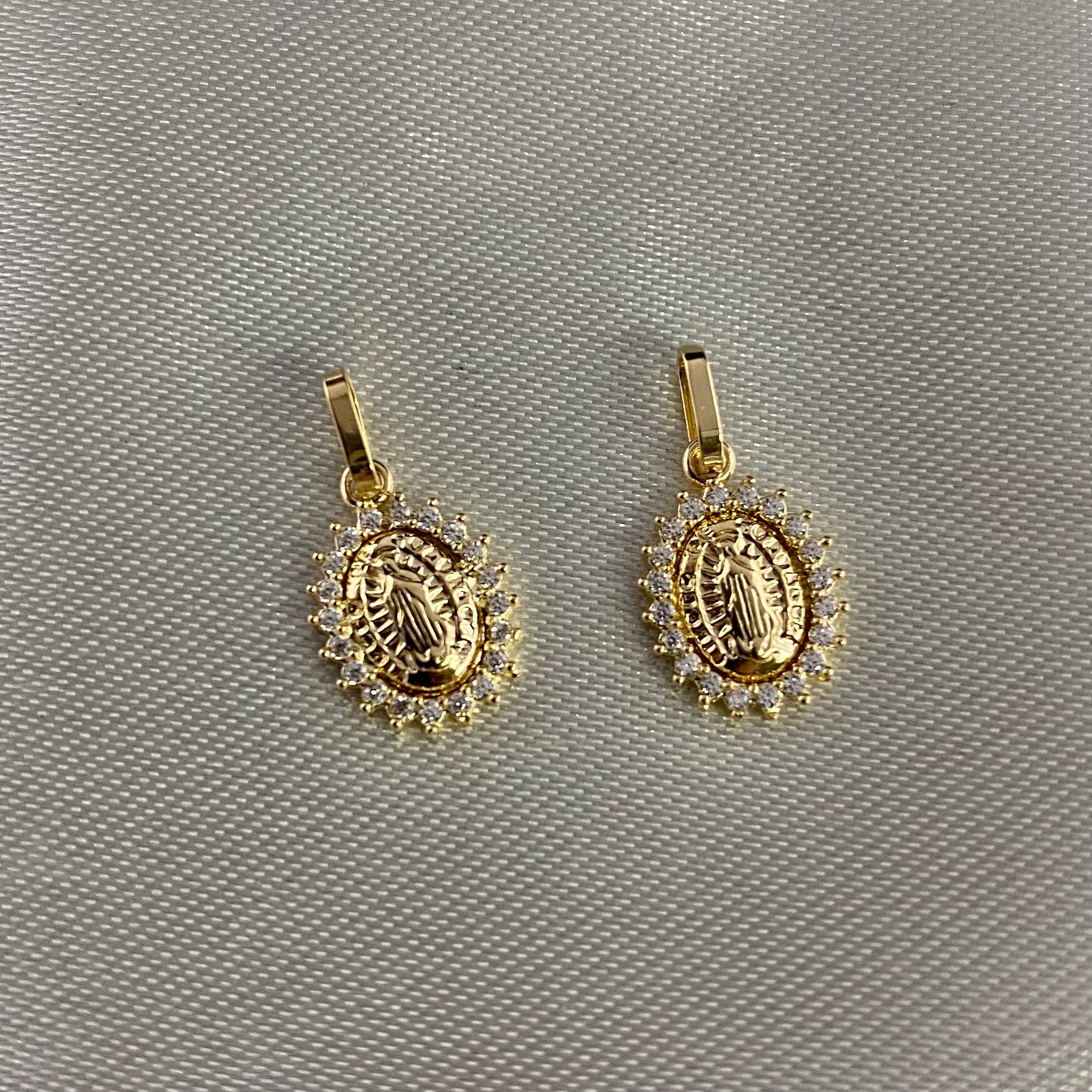 Dije Virgen Guadalupe 0,65gr Circones Blancos Oro Amarillo