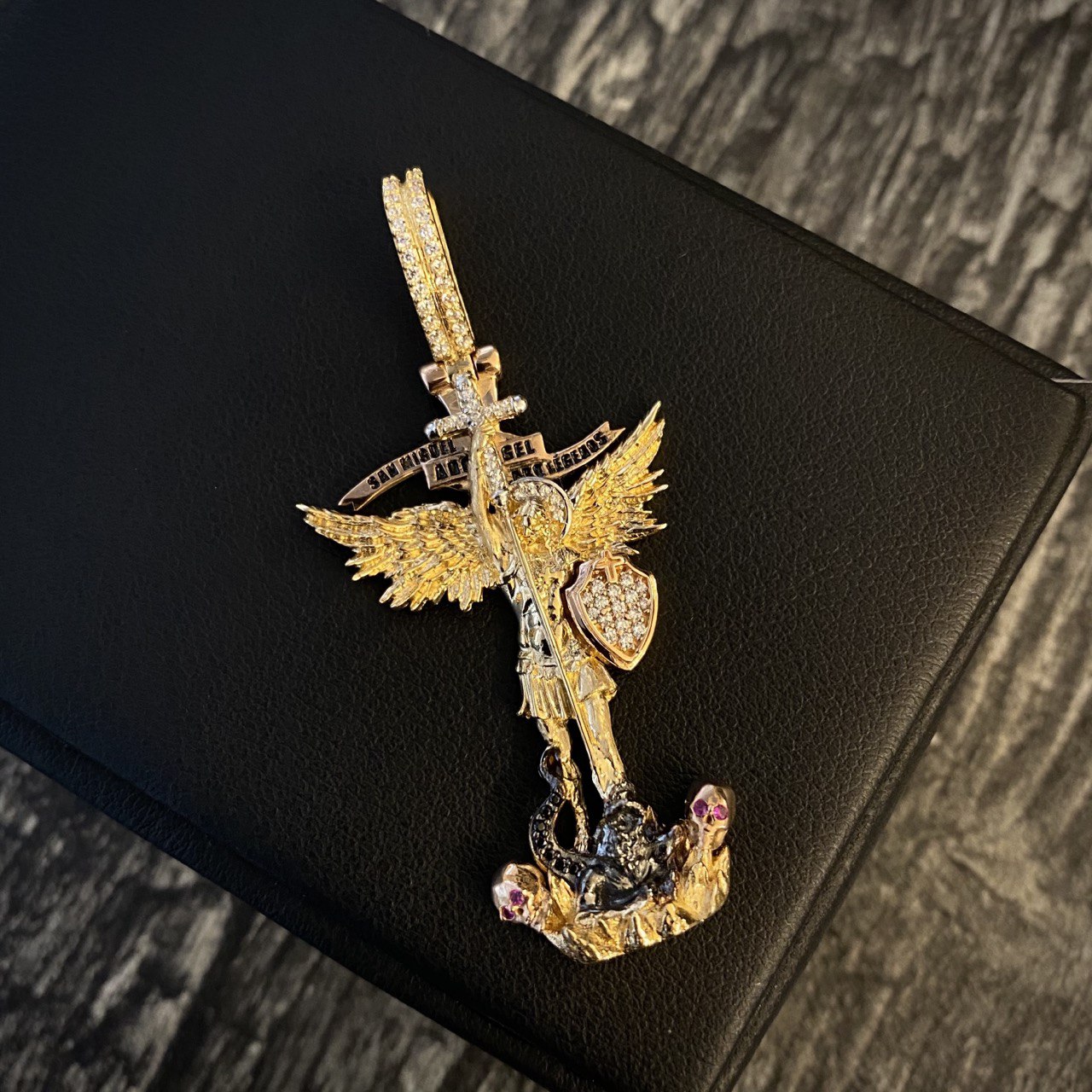 Dije San Miguel Arcangel 8.65gr/5.5cm Circones Blancos Rojos Negros Tres Oros