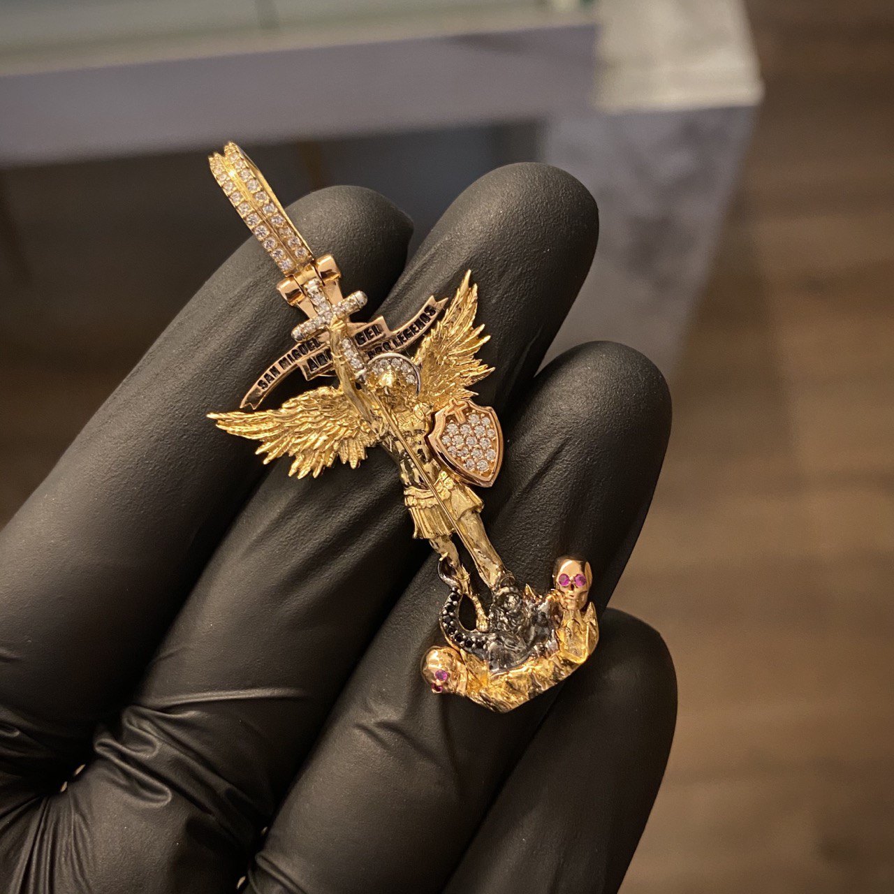 Dije San Miguel Arcangel 8.65gr/5.5cm Circones Blancos Rojos Negros Tres Oros