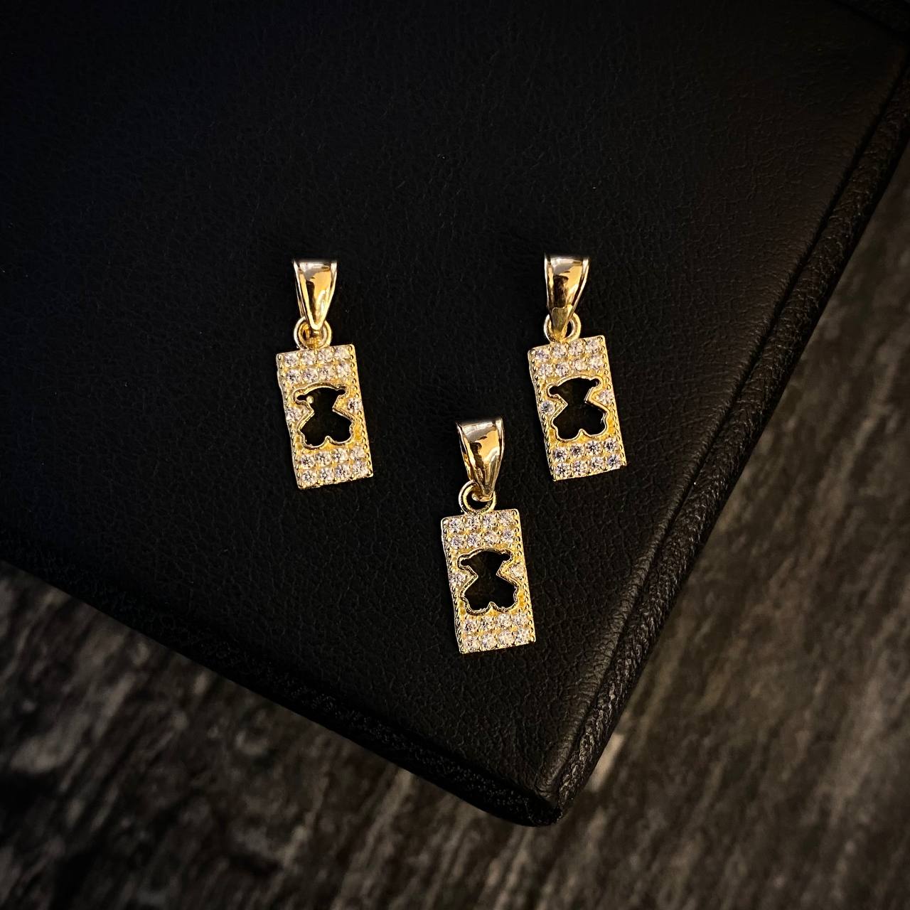 Dije Marco Oso TS 0.55gr/1.6cm Circones Blancos Oro Amarillo*