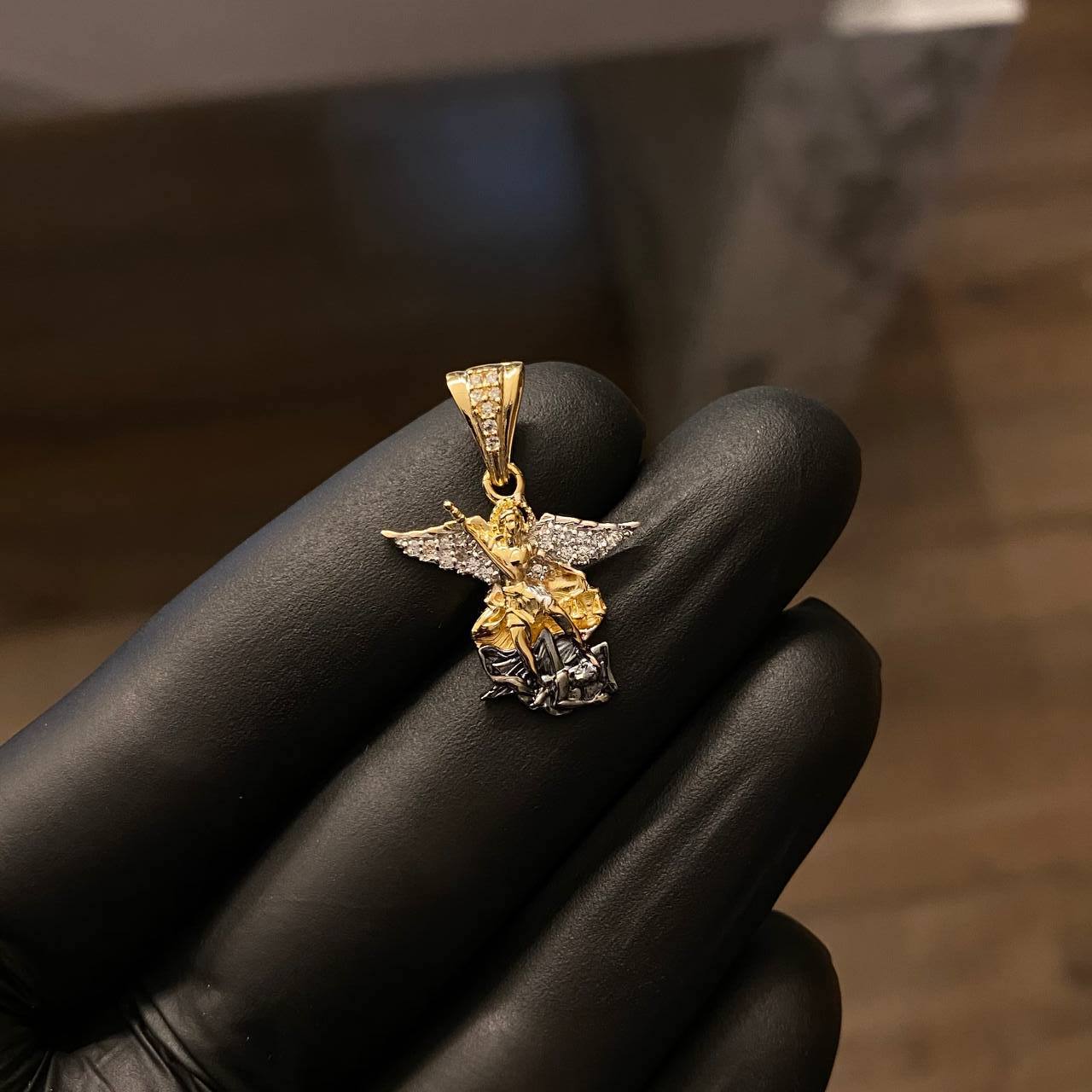 Dije San Miguel Arcángel 2.9gr/2.5cm Circones Blancos Dos Oros Amarillo Blanco