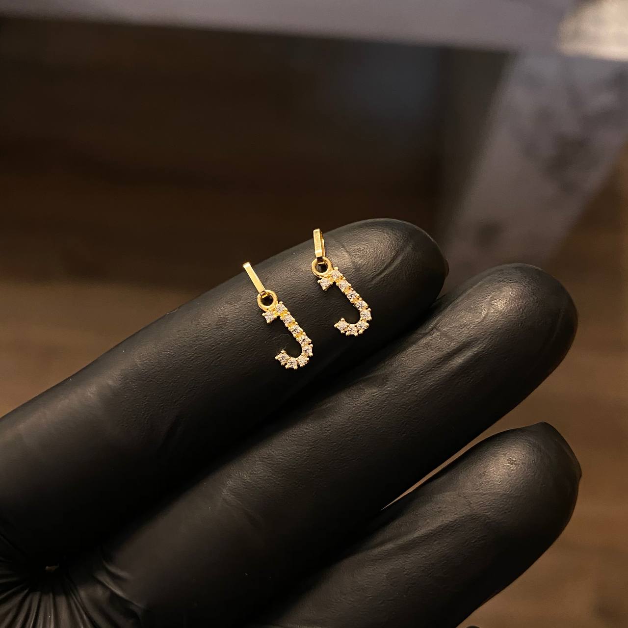 Dije Letra J 0.25gr/1.5cm Circones Blancos Oro Amarillo