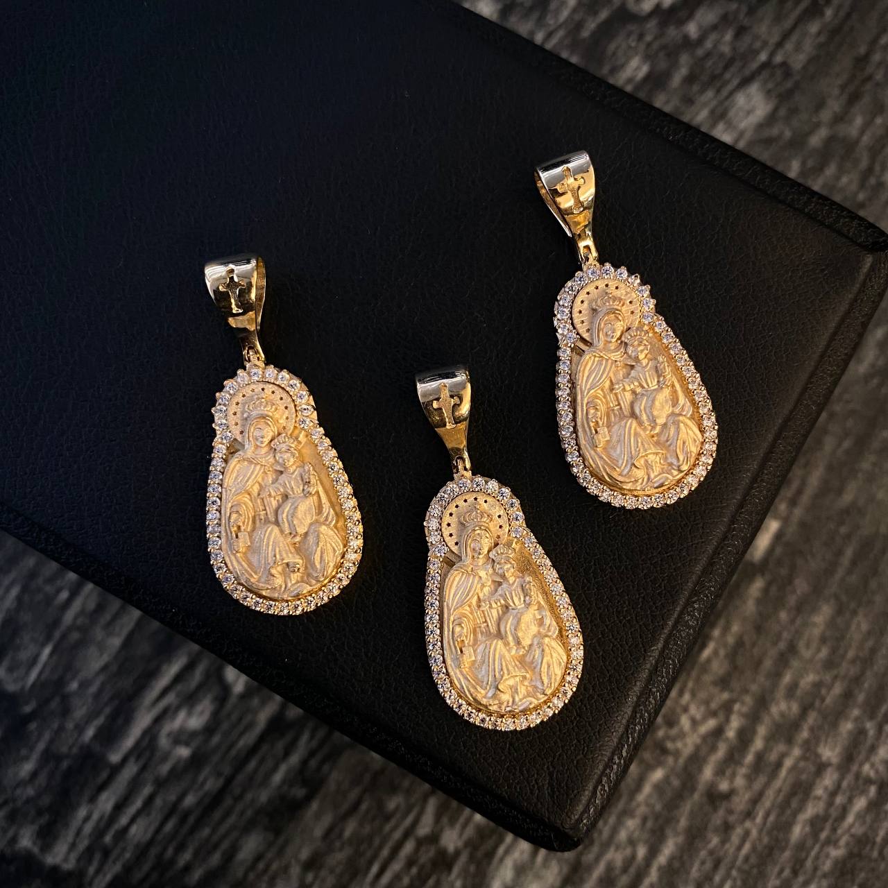 Dije Virgen del Carmen 6.3gr/3.1cm Mate Circones Blancos Oro Amarillo
