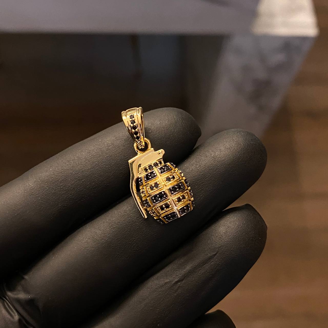 Dije Granada 4.4gr / 2.6cm Circones Negros Oro Amarillo