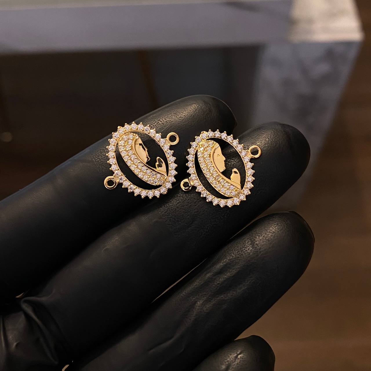Herraje Virgen Maria 1.7gr / 1.9cm Circones Blancos Oro Amarillo*
