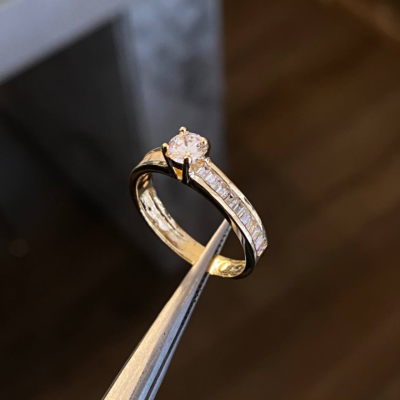 Anillo Solitario 2.8gr- T6 3/4 Circones Blancos Oro Amarillo