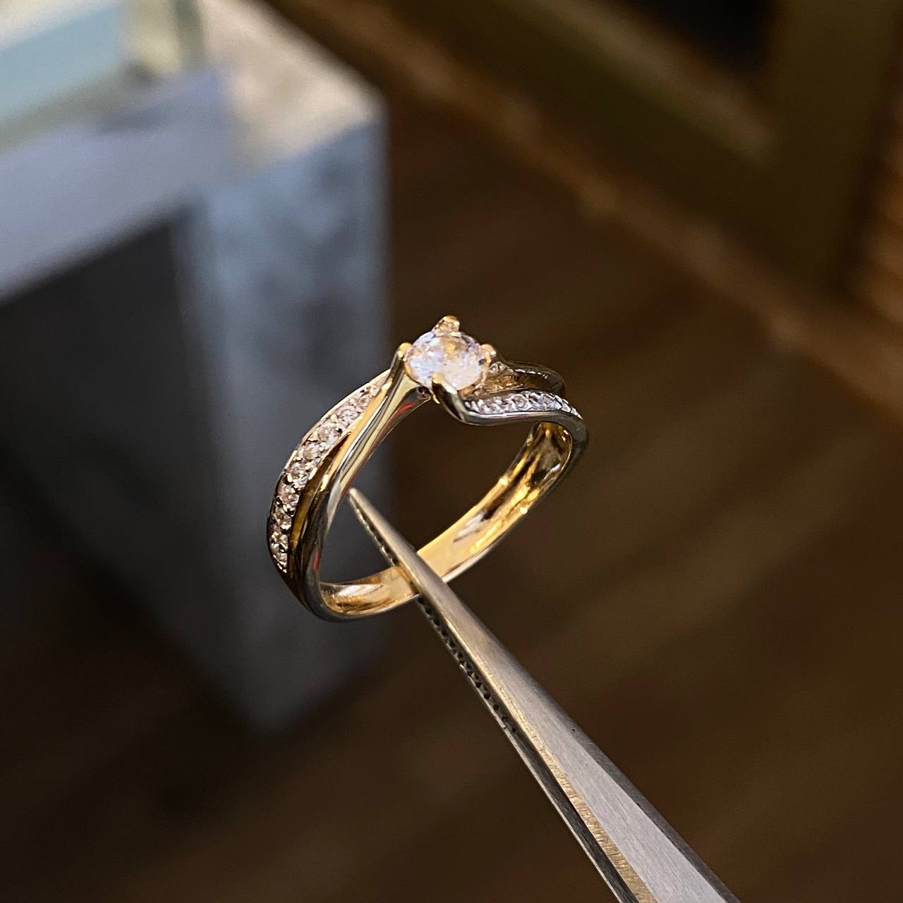 Anillo Solitario 2.8gr- T6 3/4 Circones Blancos Oro Amarillo