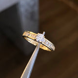 Anillo Solitario 2.8gr- T6 3/4 Circones Blancos Oro Amarillo