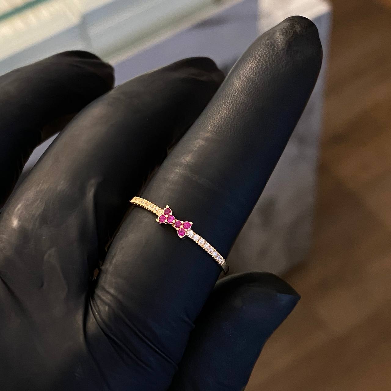 Anillo Corbatin 1.3gr-T9 1/2 Circones Blancos Fucsias Oro Amarillo .