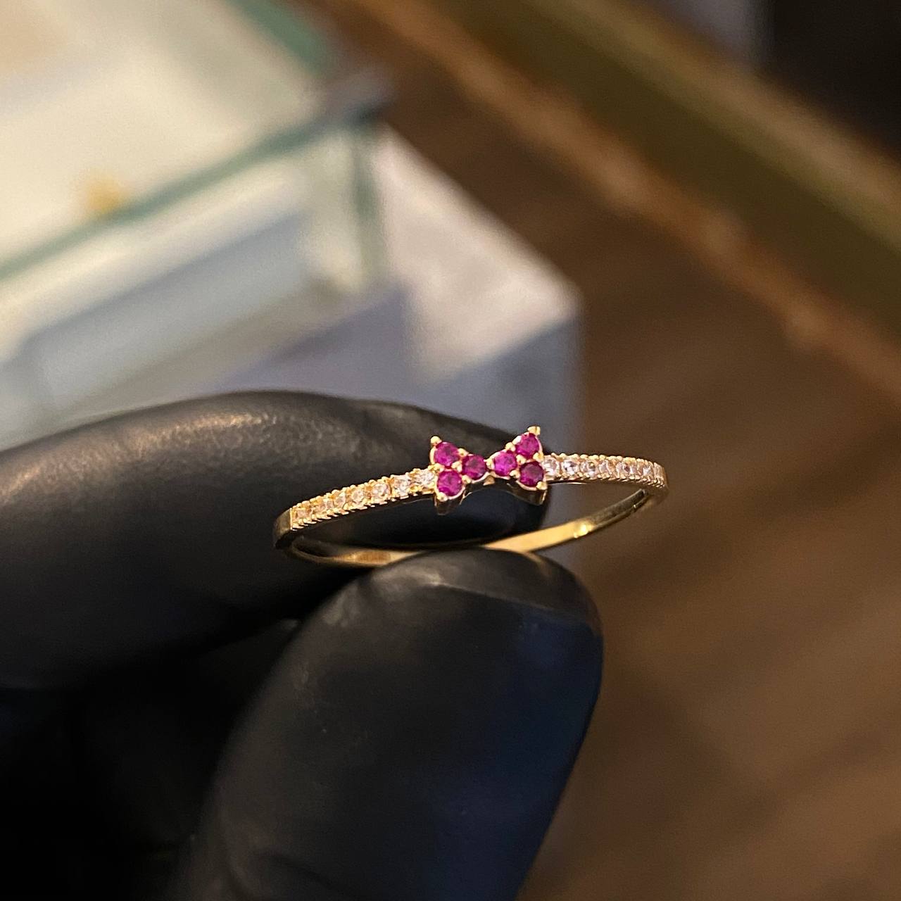 Anillo Corbatin 1.3gr-T9 1/2 Circones Blancos Fucsias Oro Amarillo .