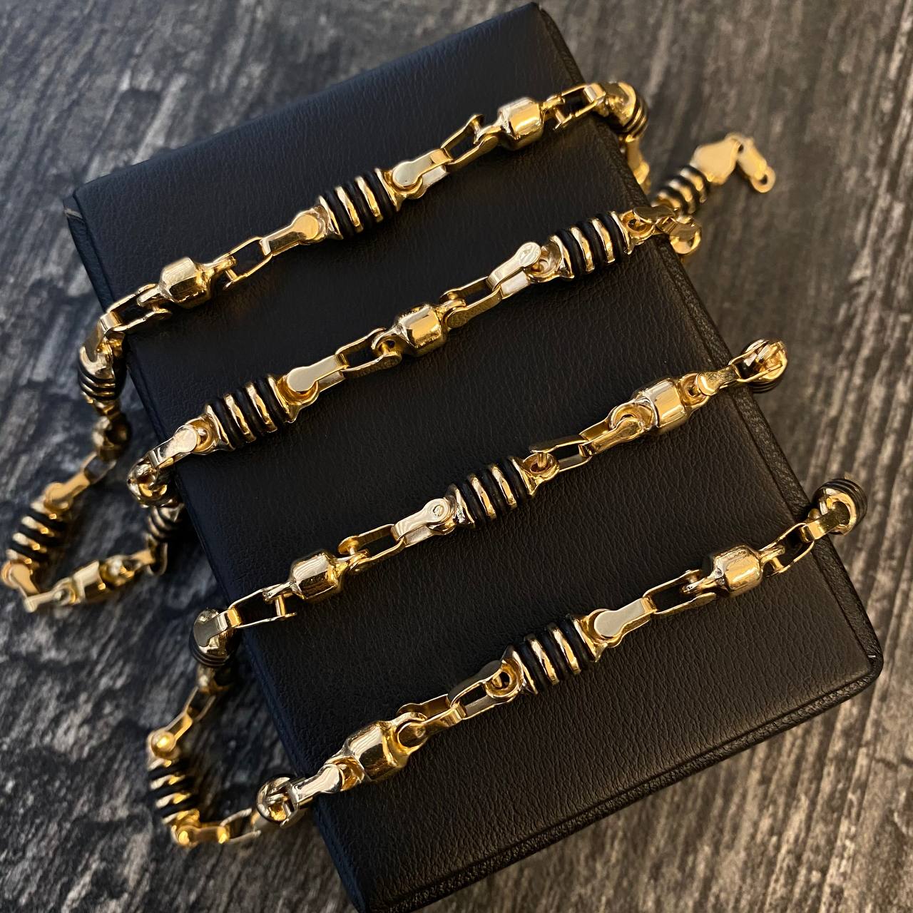 Cadena Rustica 29gr/65cm Cilindro Cauchos Negros Oro Amarillo