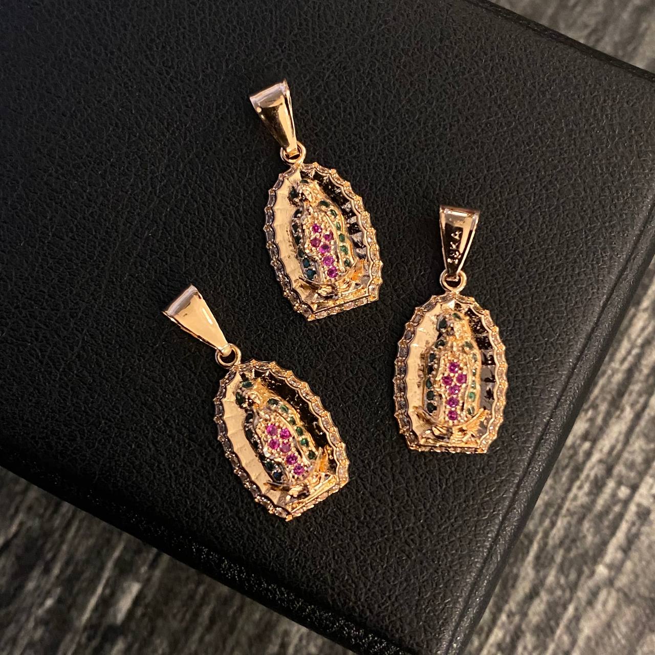 Dije Virgen de Guadalupe 1.85gr / 2.5cm Circones Blancos Verdes Fucsias Oro Rosa